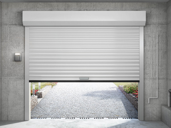 Porte de garage enroulable blanche Komilfo avec manœuvre de secours