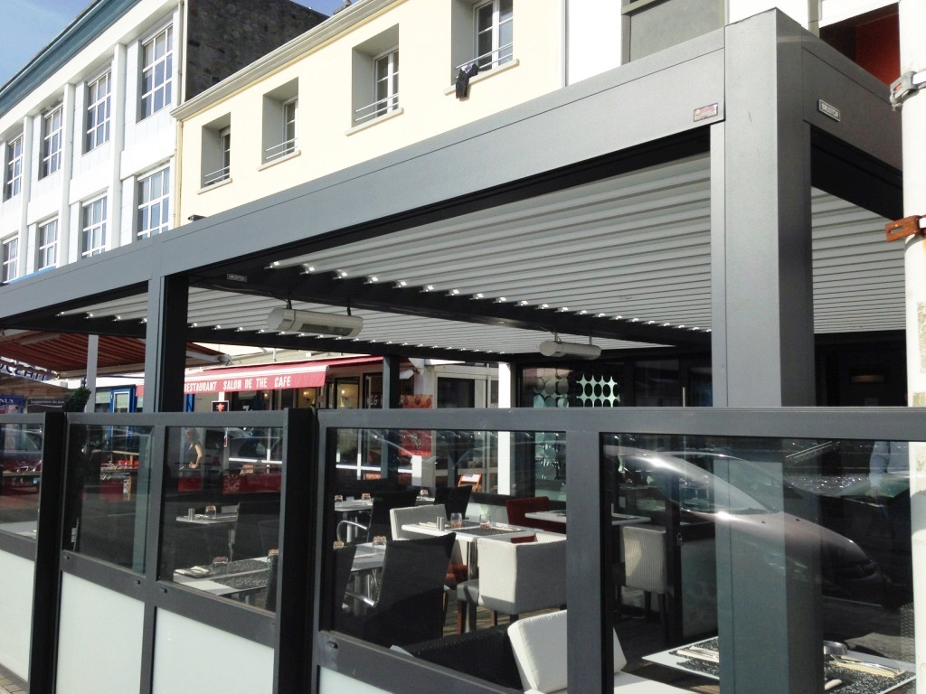 Pergola sur la terrasse d'un restaurant dans le Morbihan - Espace Fermetures Vannes
