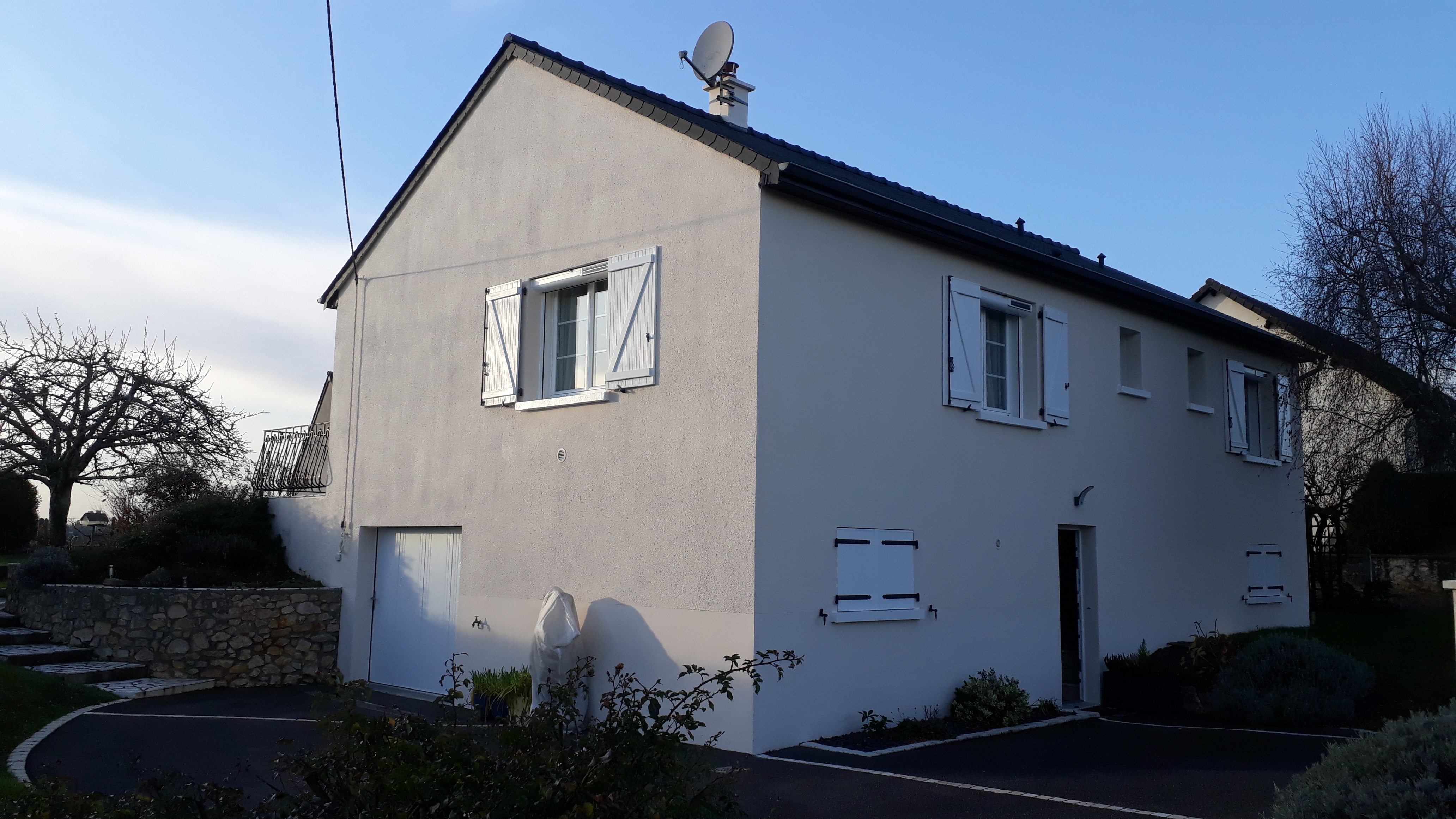 Volets roulants solaires et d'un store banne à coffre à Tours - Komilfo Stores et Fenêtres