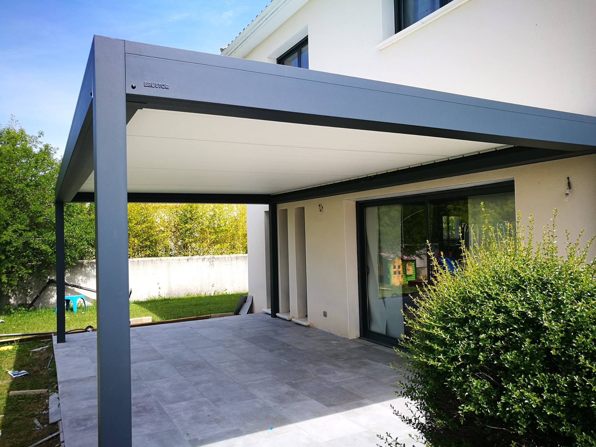 pergola bioclimatique lames orientable 7016 motorisée hérault 34 montpellier