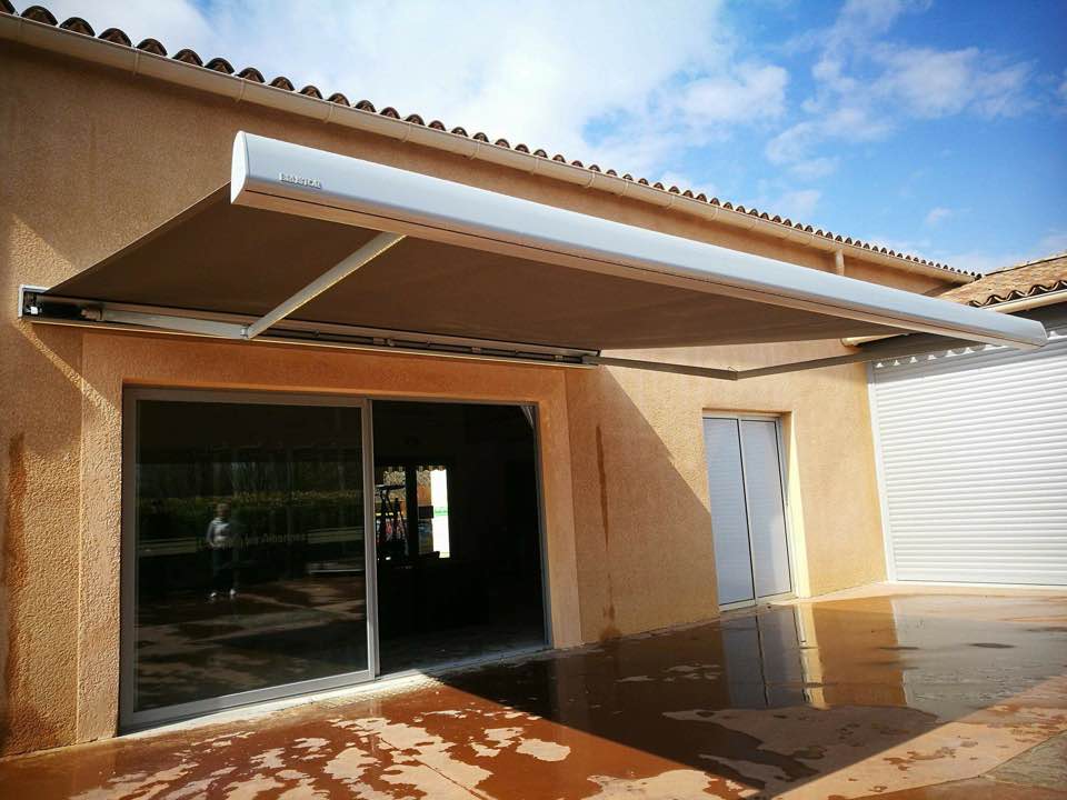 Pose d'un store extérieur dans un camping dans l'Hérault