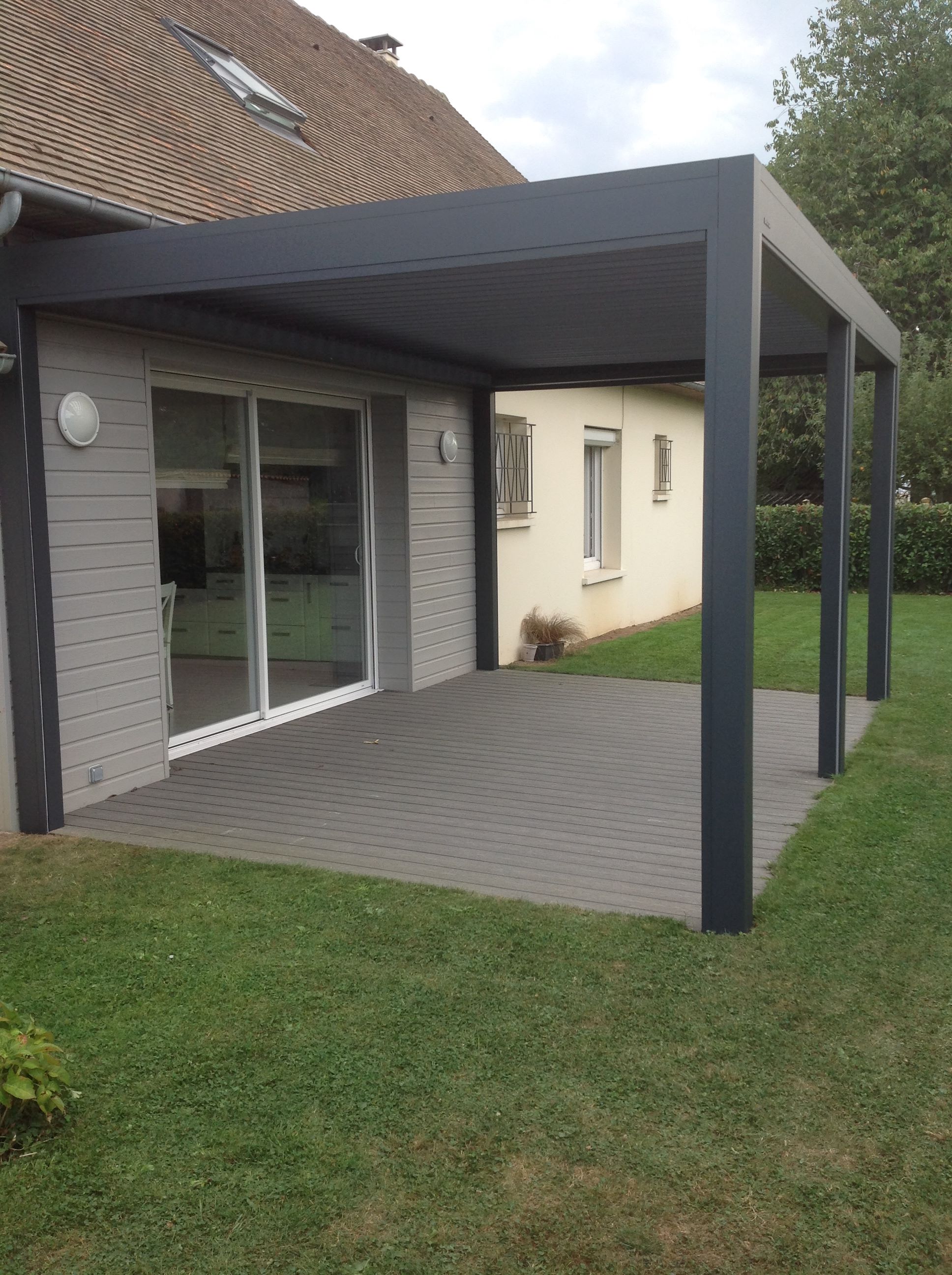 Pergola à lames orientables installée à Caen par Baie ouest , adhérent Komilfo dans le Calvados (14)