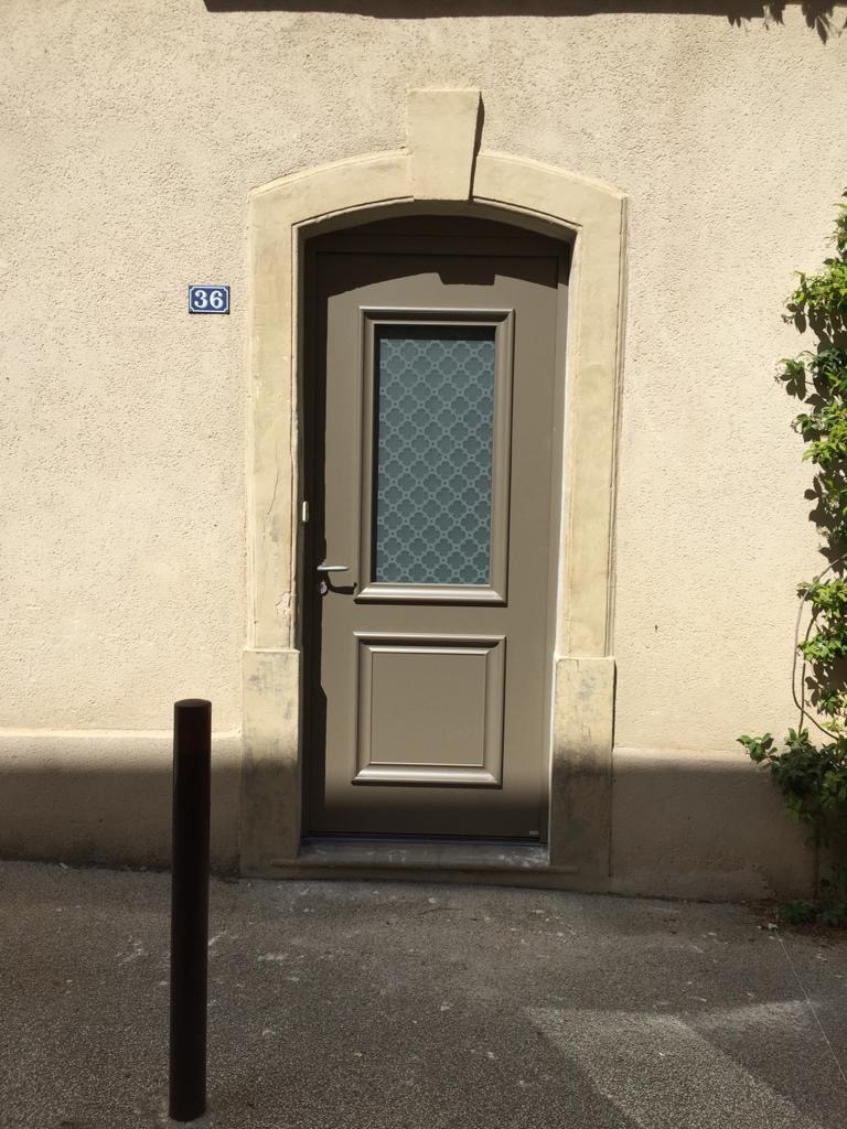 Porte d'entrée en aluminium classique