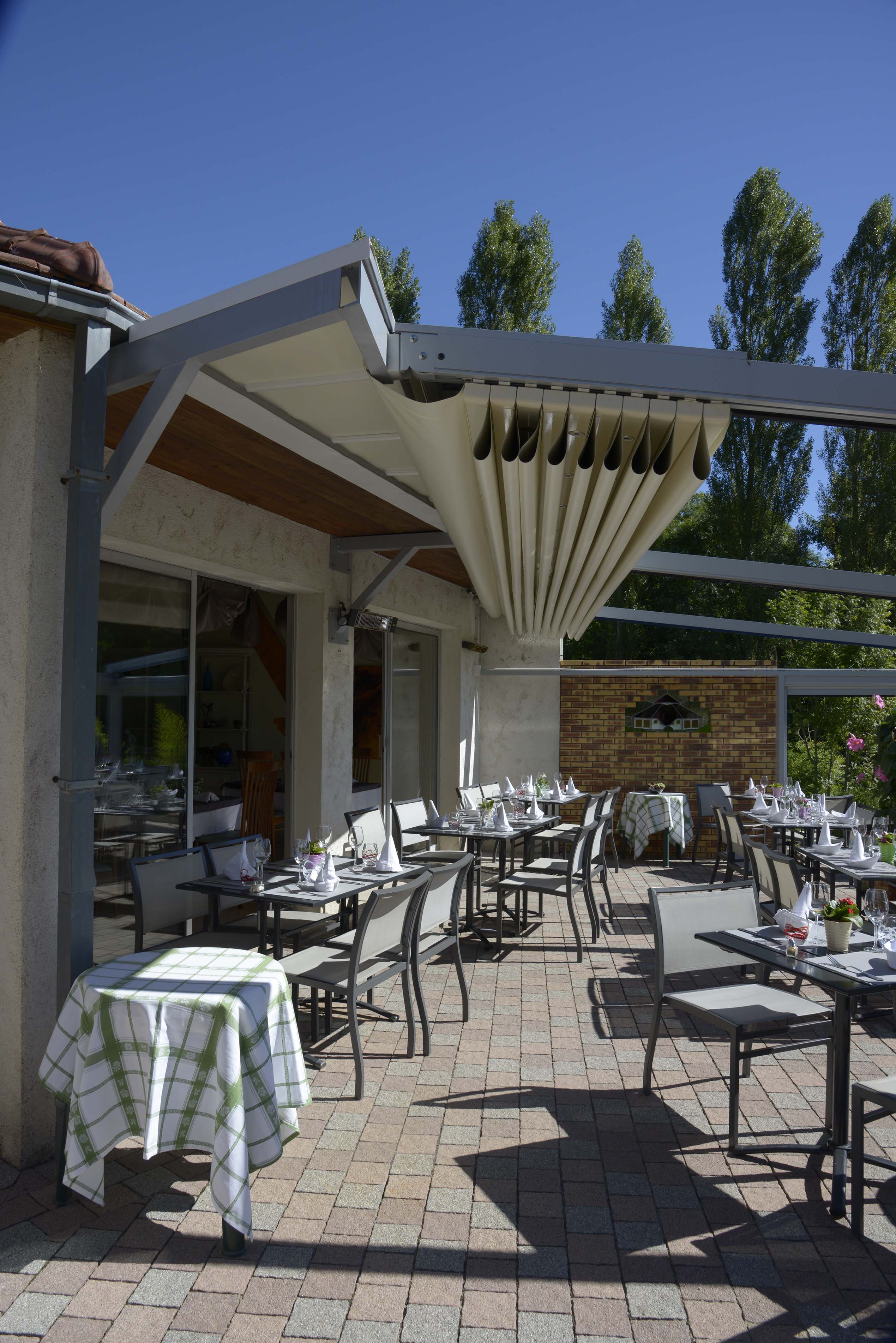 Pergola aluminium toile pvc Vesoul (Haute-Saône) - Komilfo Courvoisier Stores et Fermetures