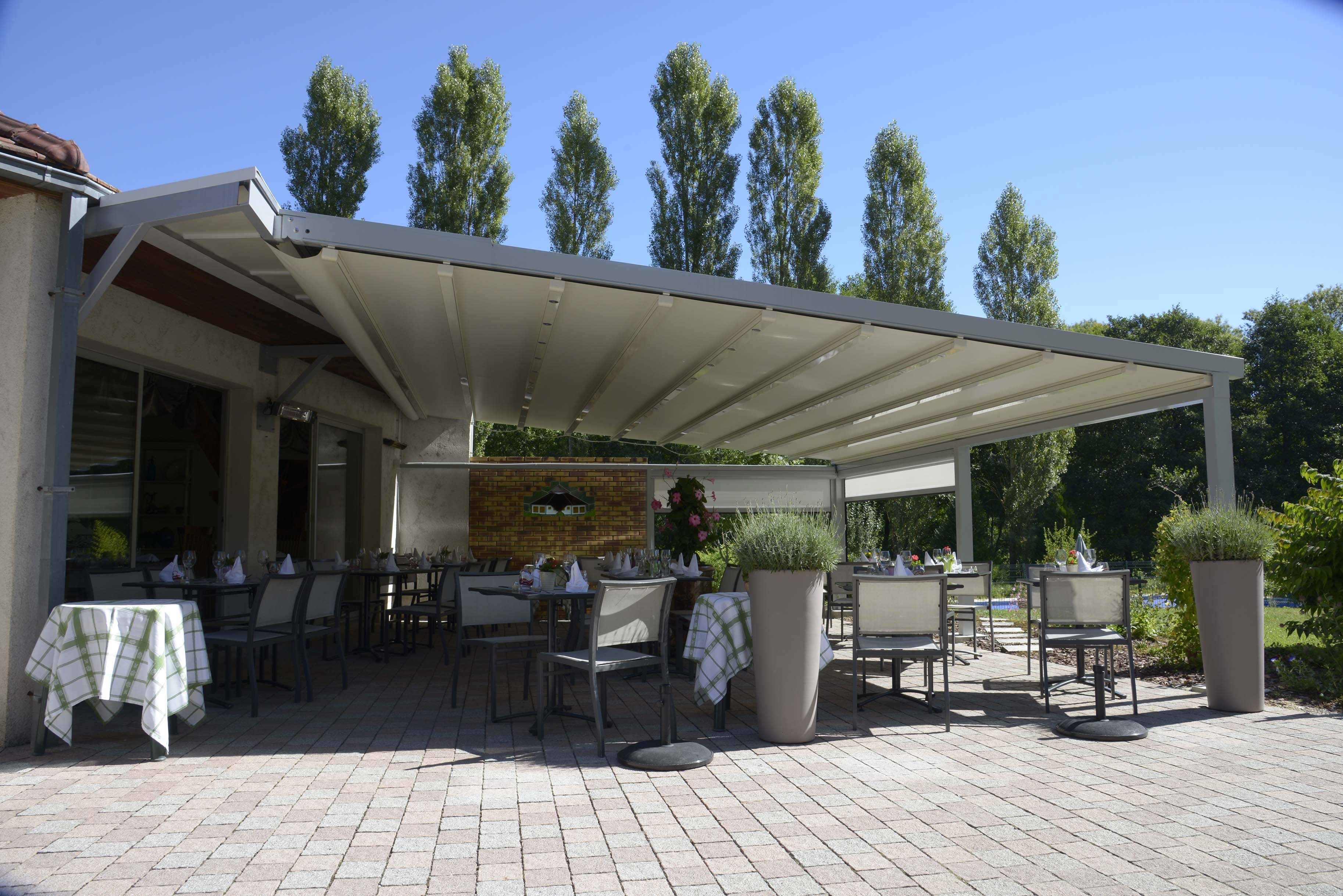 Pergola aluminium toile pvc Besançon (Doubs) - Komilfo Courvoisier Stores et Fermetures