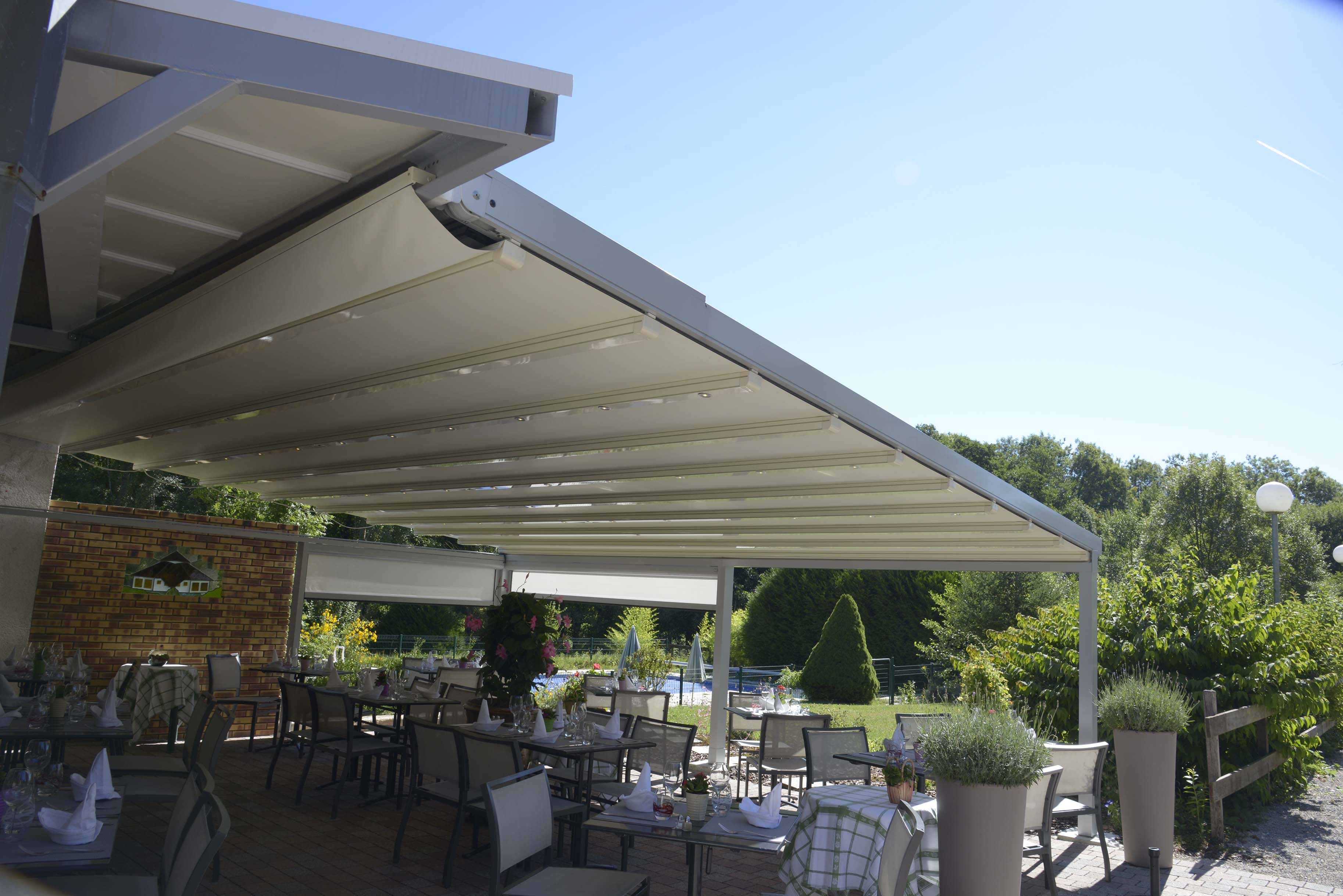 Pergola aluminium rétractable Montbéliard - Komilfo Courvoisier Stores et Fermetures