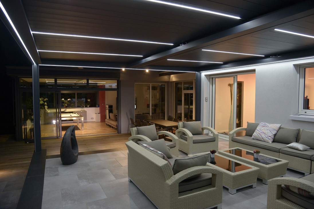 Pergola aluminium à lames orientables avec led - Komilfo Montbéliard (Doubs)