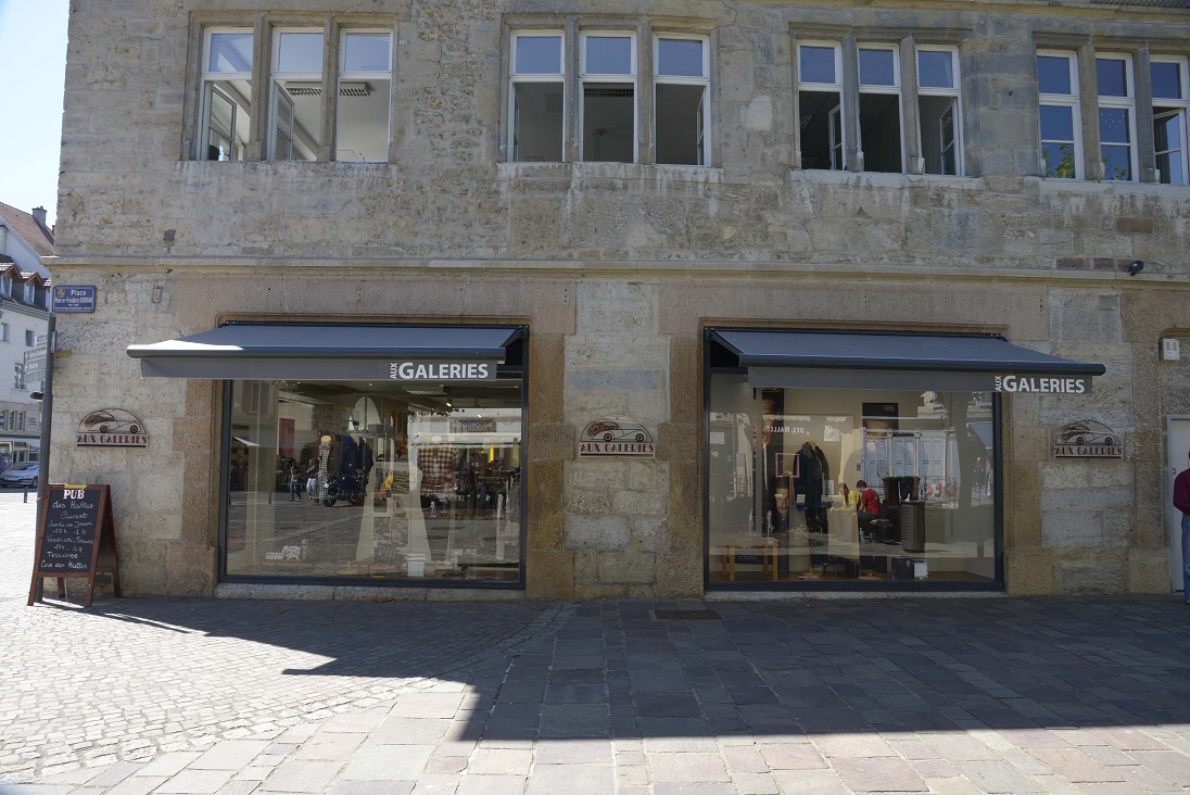 Store coffre alu sur un magasin à Montbéliard (Doubs) - Komilfo Courvoisier