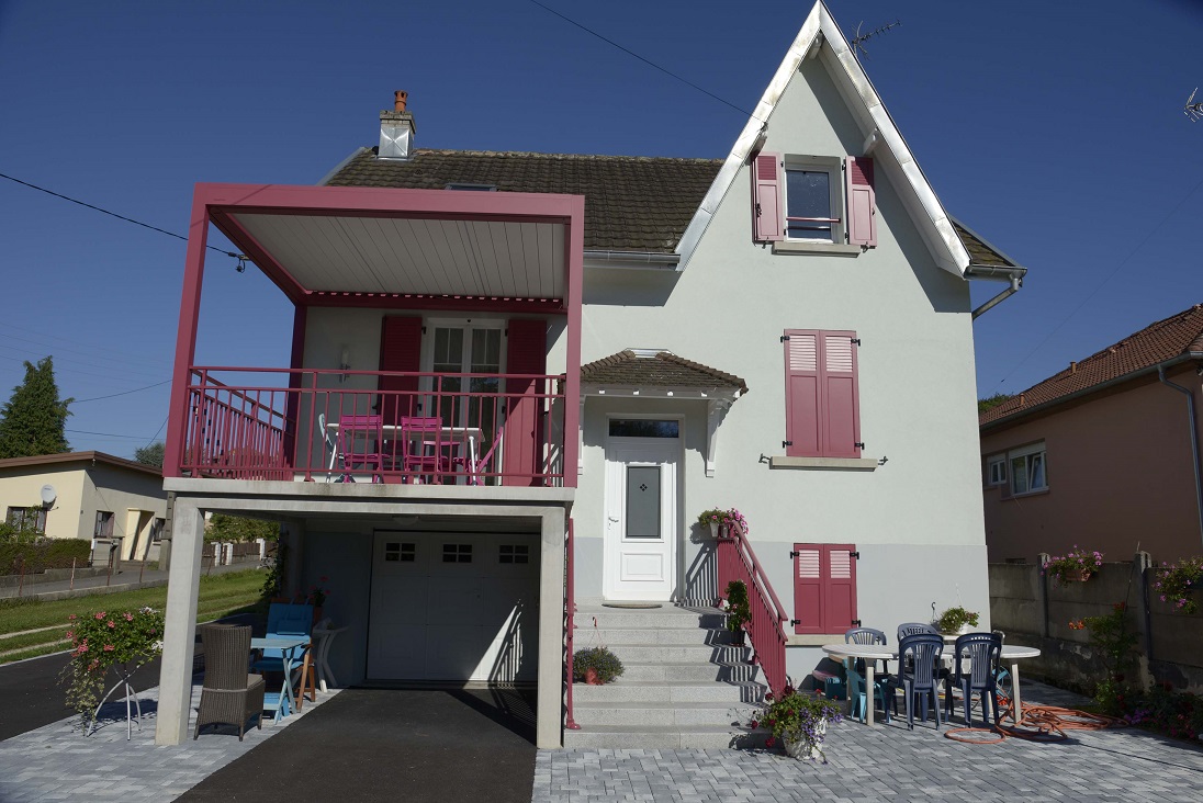 Pergola aluminium rouge - Komilfo Courvoisier Stores et Fermetures à Vesoul (70)