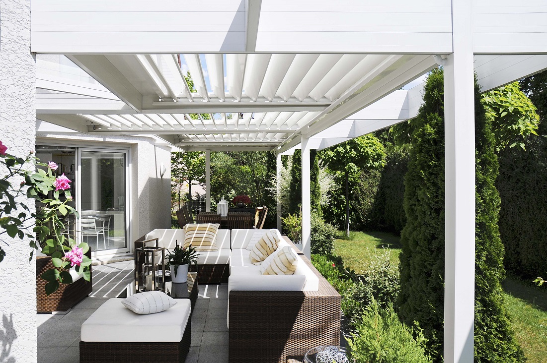 Pergola alu sur terrasse - Komilfo Courvoisier Stores et Fermetures à Montbéliard