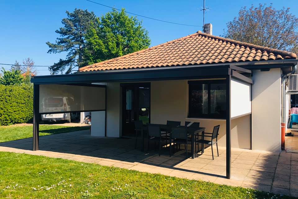 Pergola sur mesure à toile avec screens installé à Genas