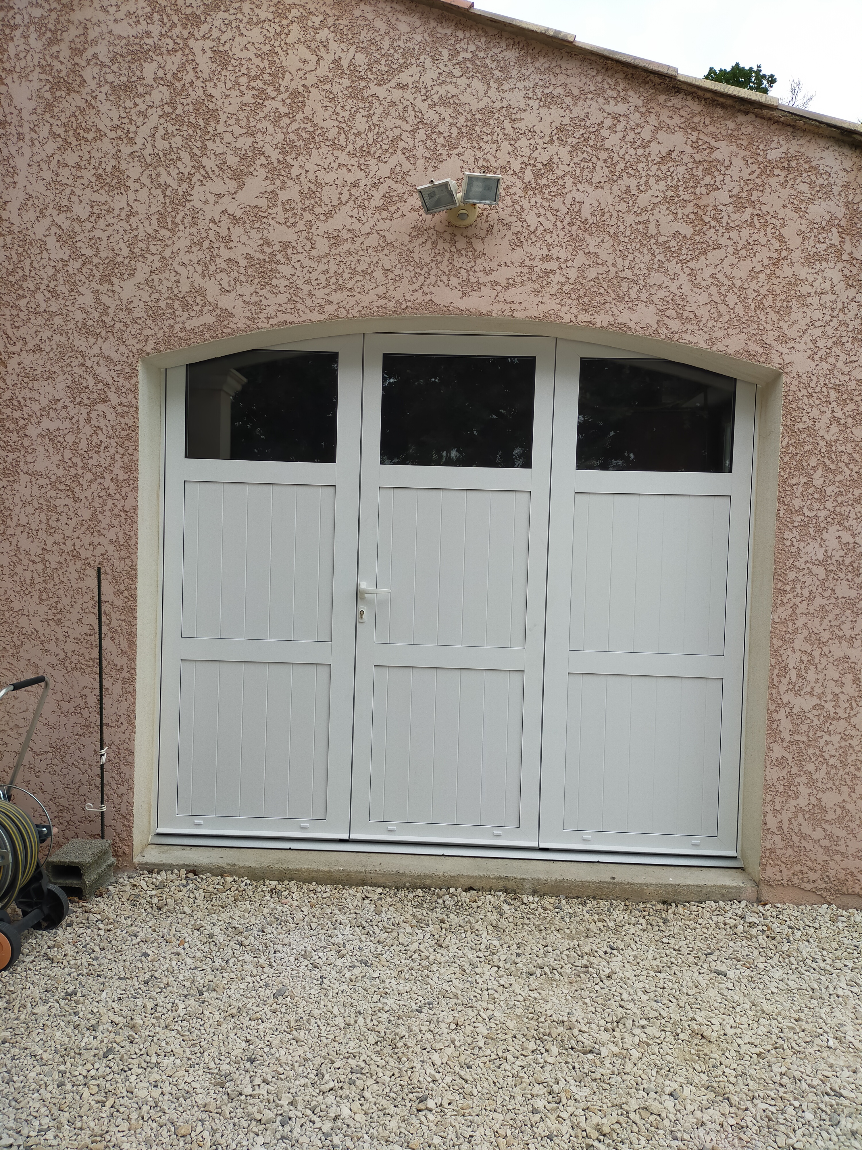Installation d'une porte de garage isolée