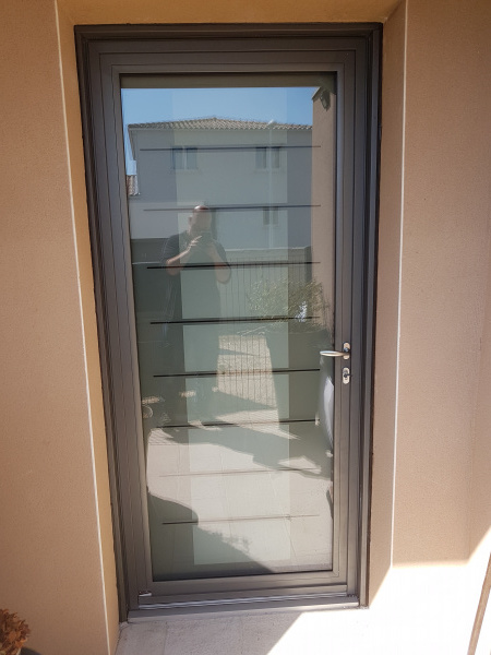 Installation d'une porte d'entrée alu avec triple vitrage à Uzès