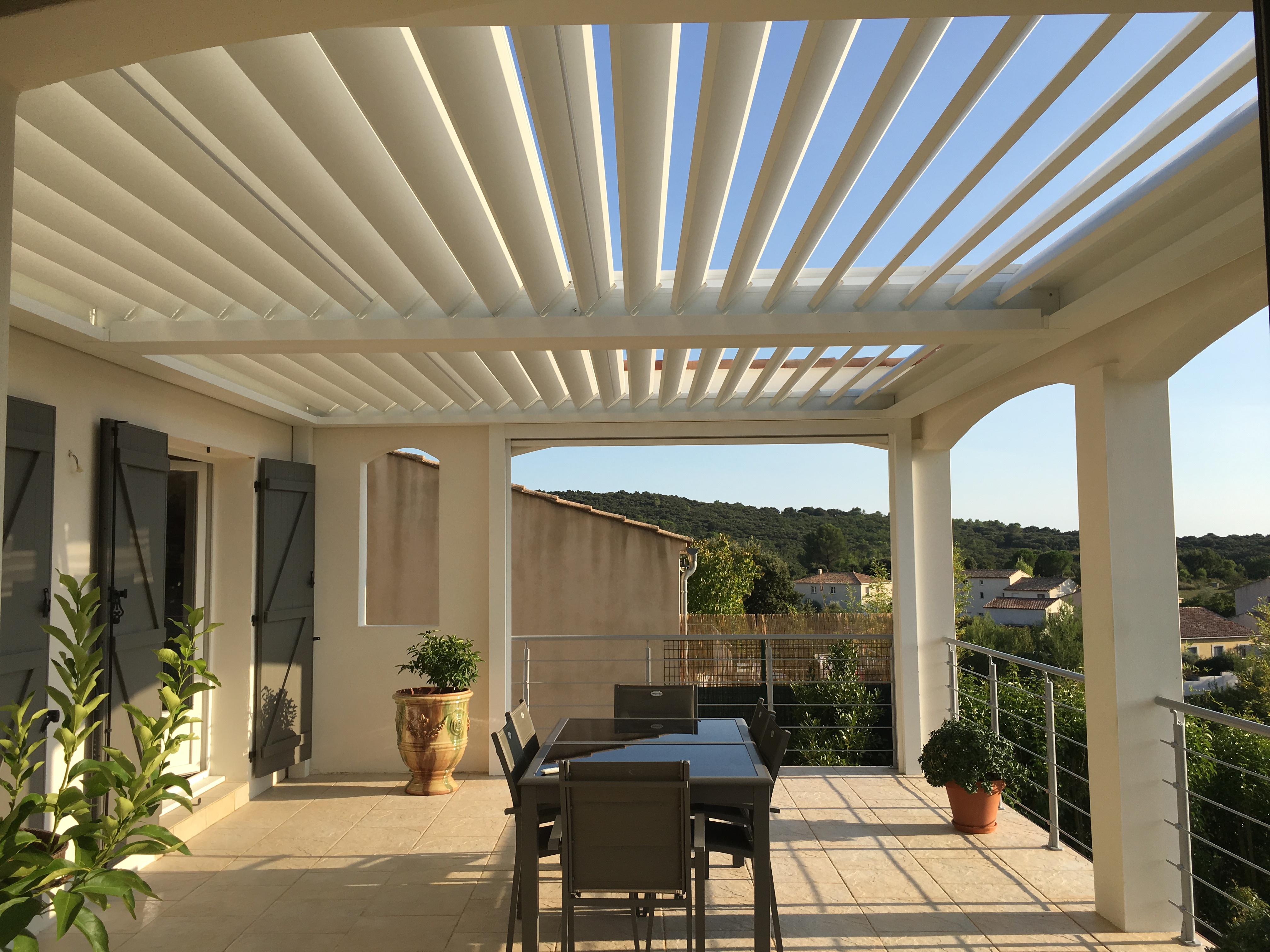 Pergola bioclimatique aluminium lames orientables moteur somfy montpellier alu md komilfo