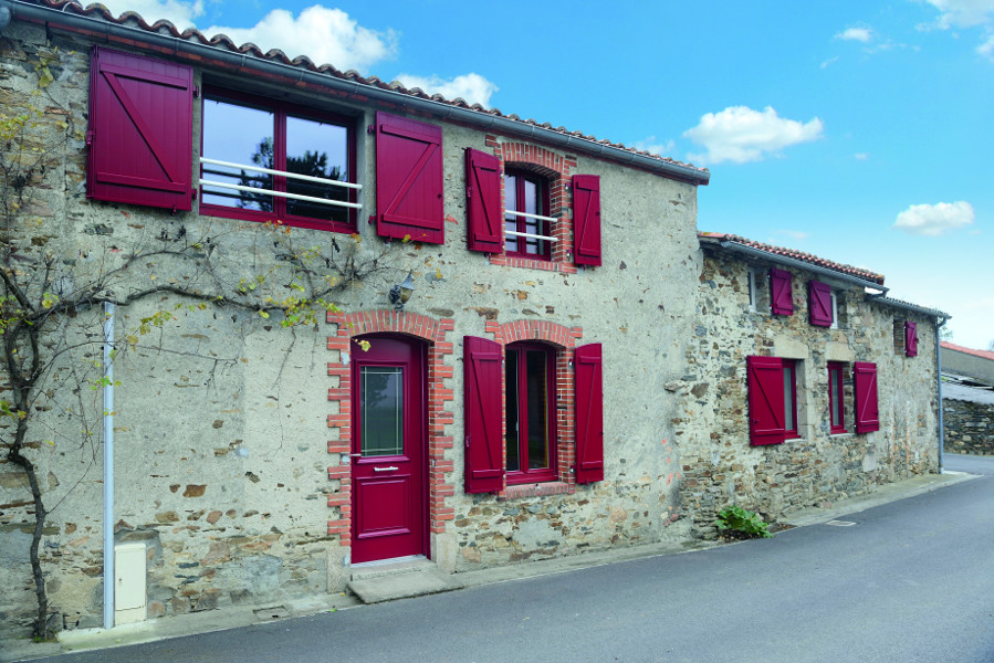 Volets battants aluminum rouge installés par Komilfo Somover à Nantes