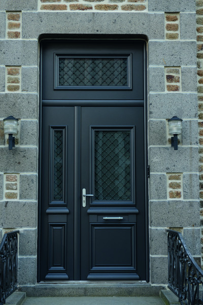 Porte d'entrée traditionnelle alu à Caen, Komilfo dans le Calvados (14)