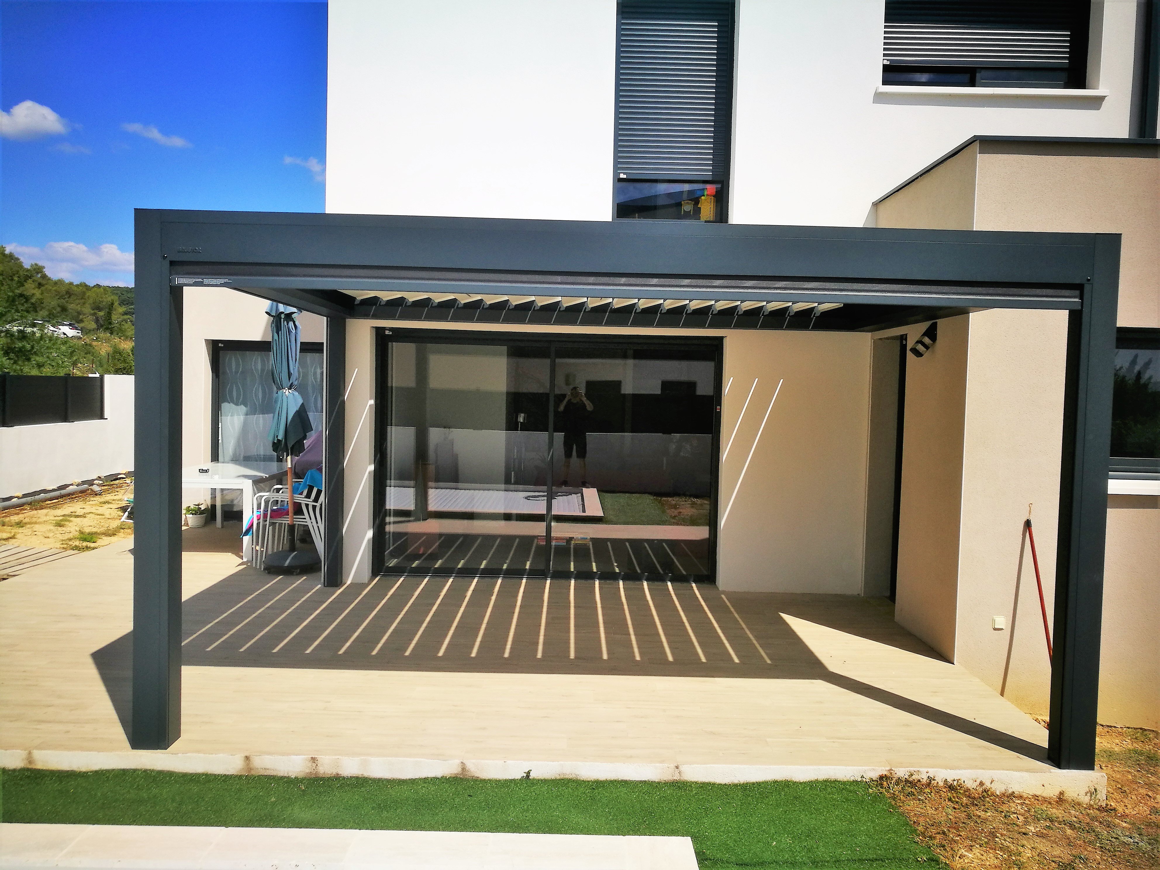 Pergola bioclimatique aluminium lames orientables moteur somfy montpellier alu md komilfo