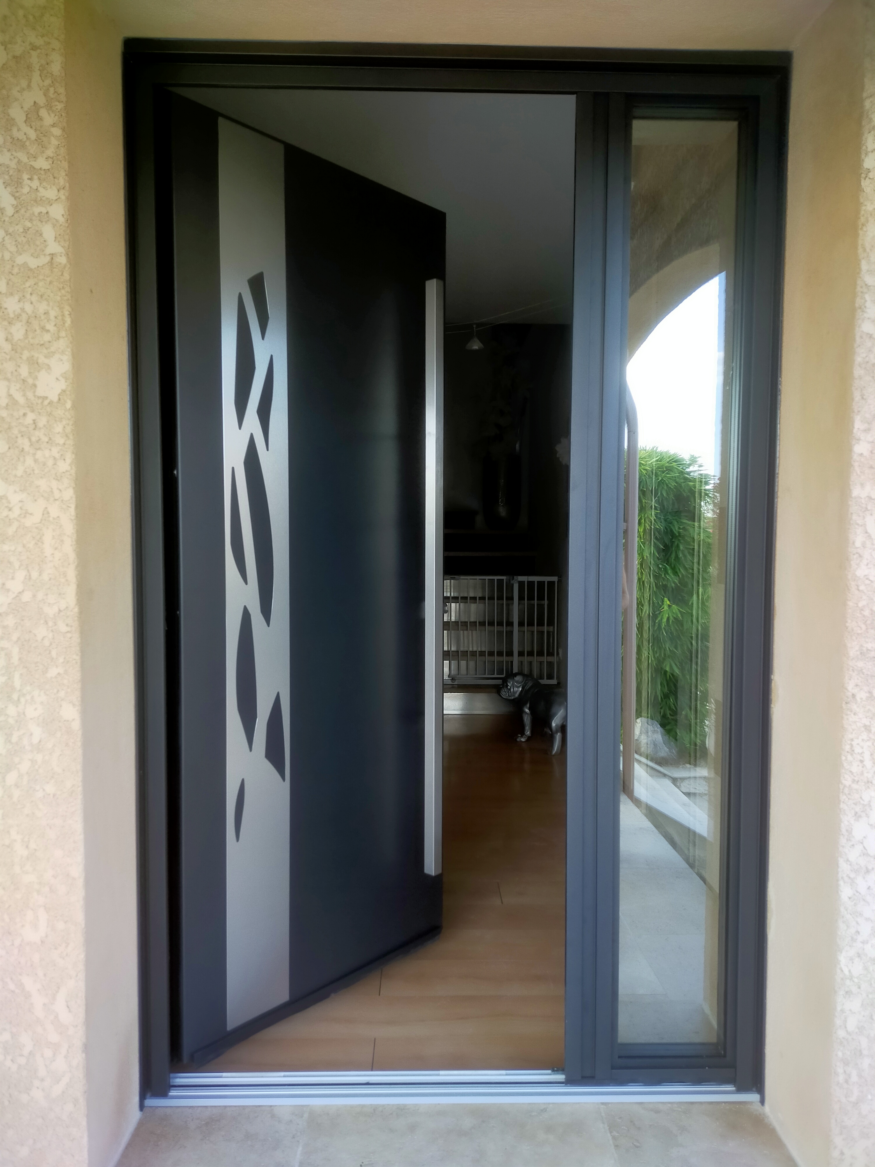 Porte d'entrée aluminium avec insert et triple vitrage