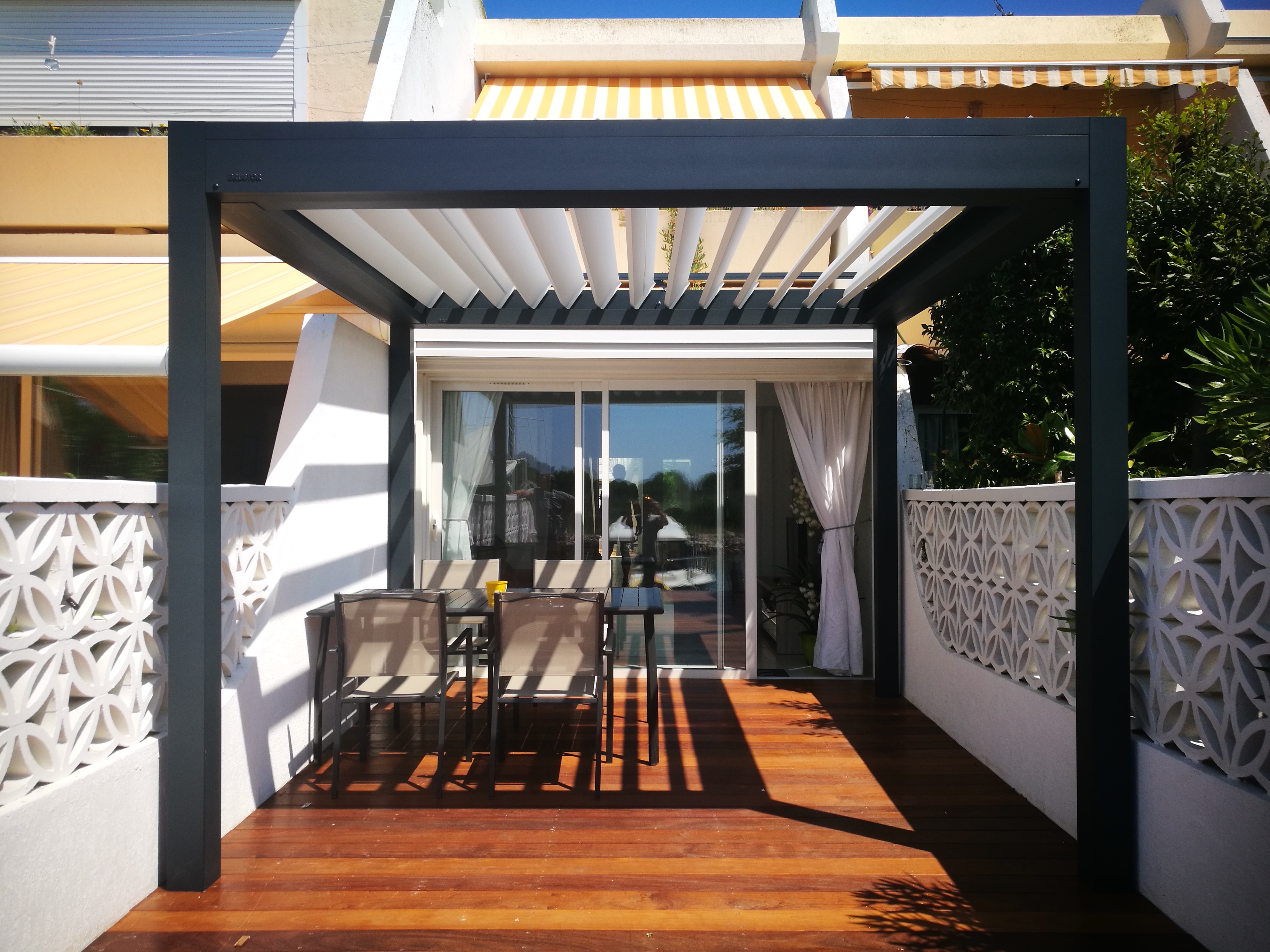 Pergola bioclimatique aluminium lames orientables moteur somfy montpellier alu md komilfo