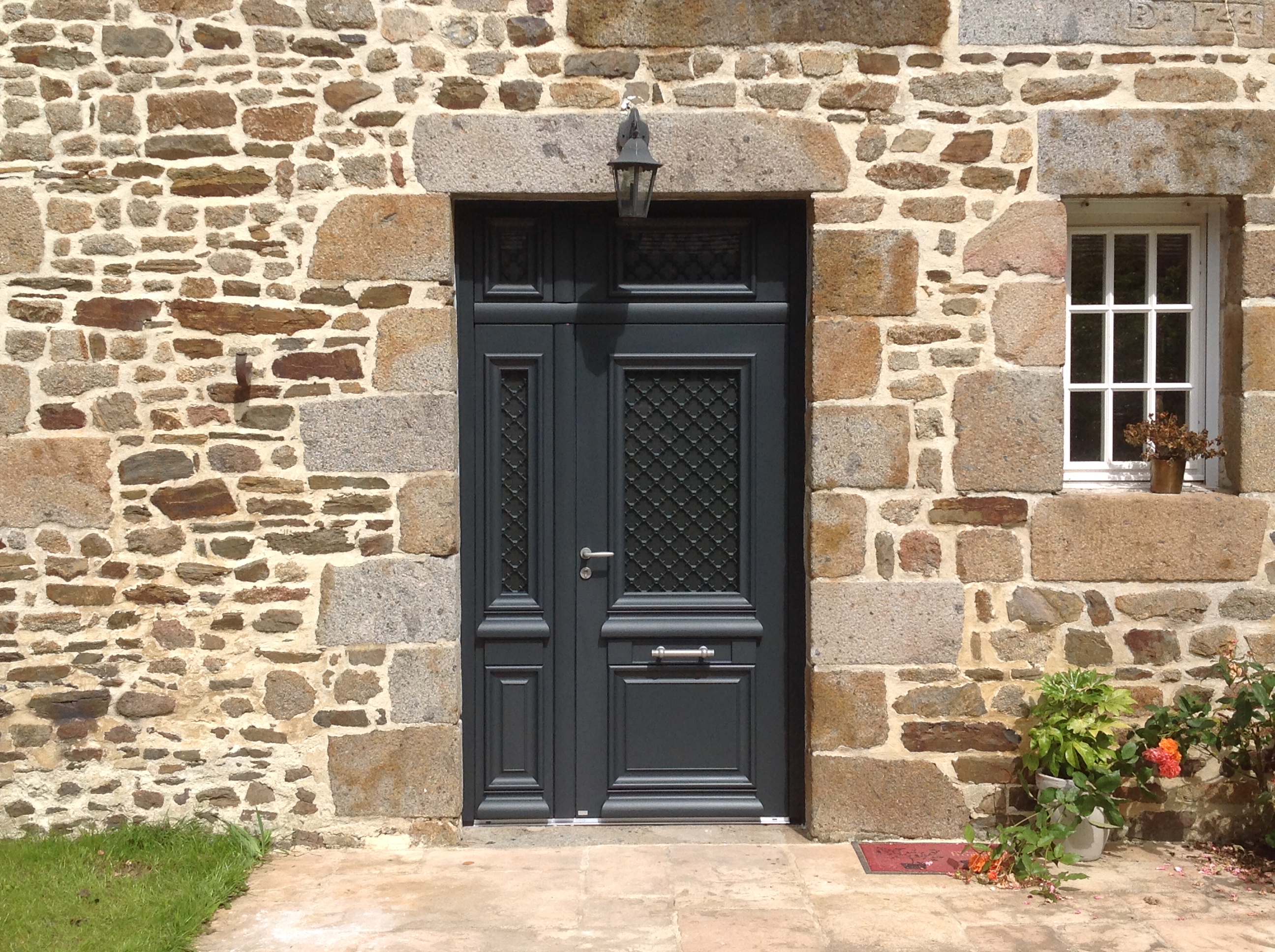 Porte d'entrée traditionnelle installée à Flers par Société Quenechdu, adhérent Komilfo dans l'Orne (61)