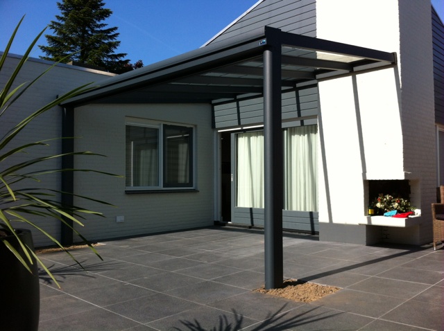 Pergola gris anthracite en verre posée par nos techniciens à la Roque d'Anthéron