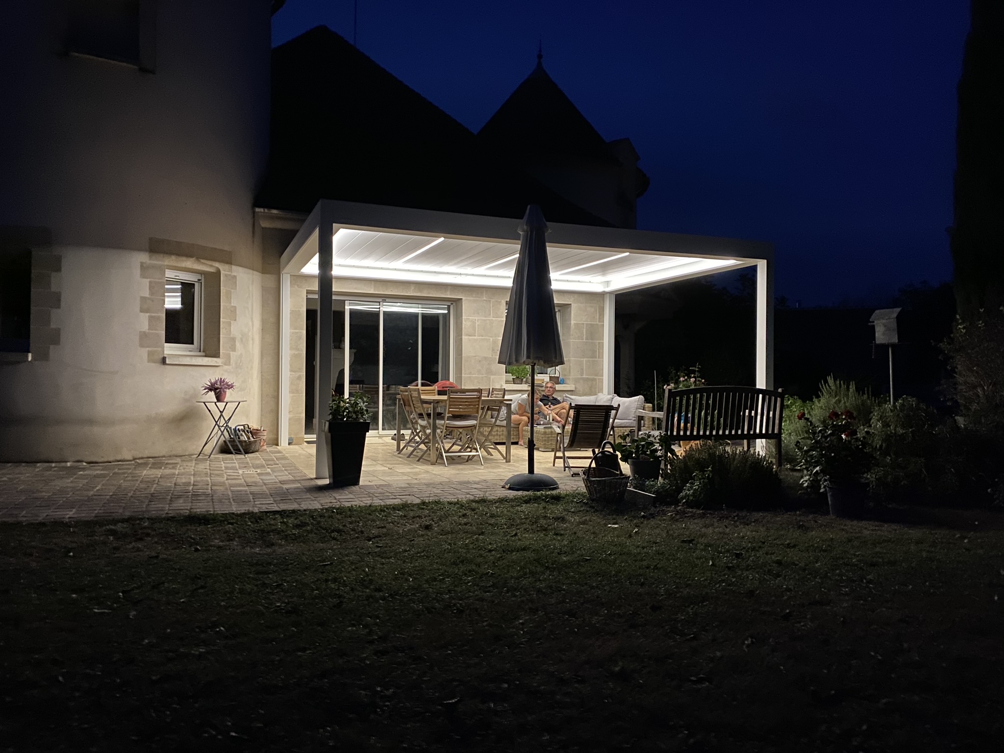 pergola bioclimatique avec éclairage leds de nuit