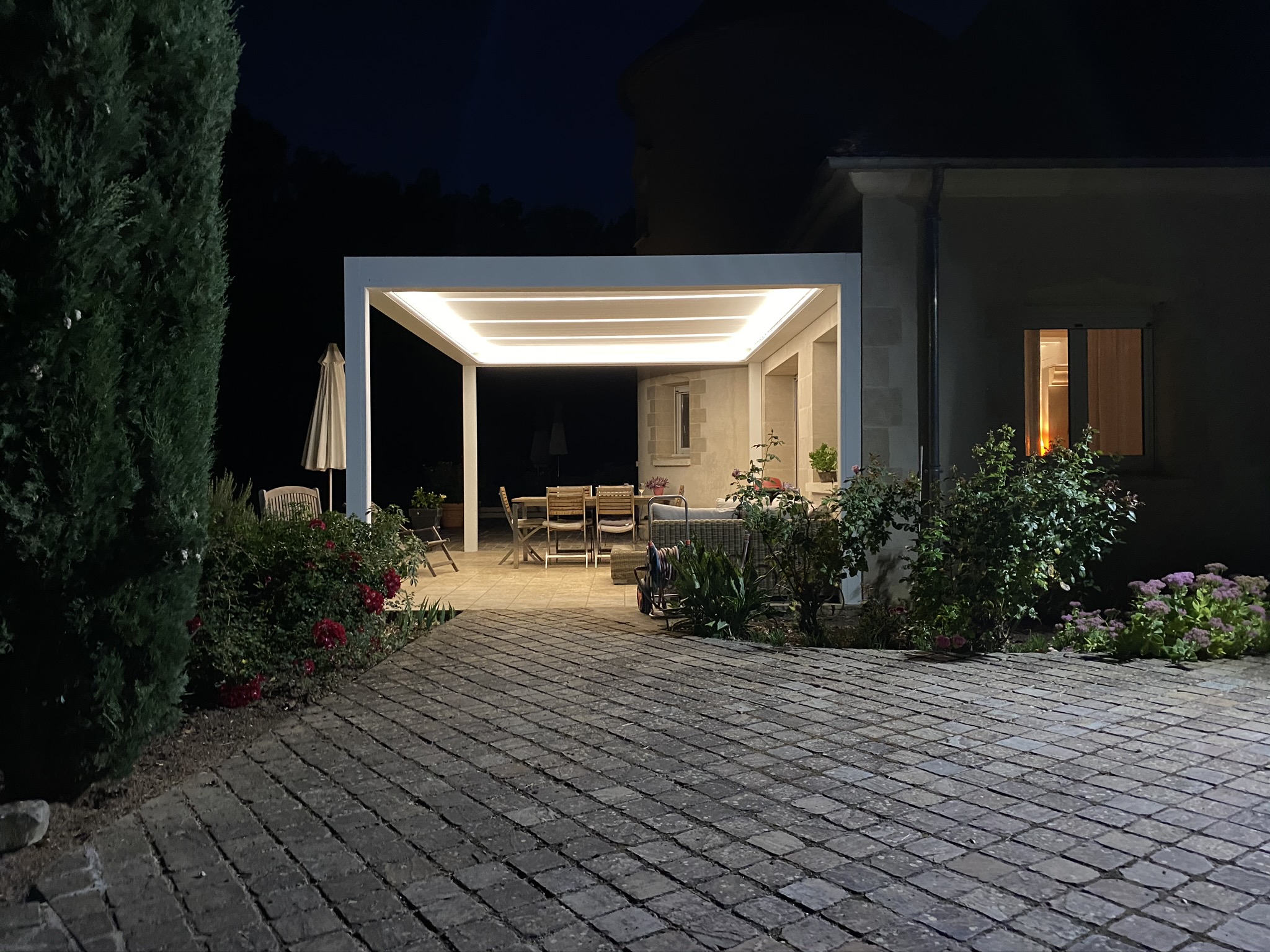 pergola bioclimatique avec éclairage leds de nuit