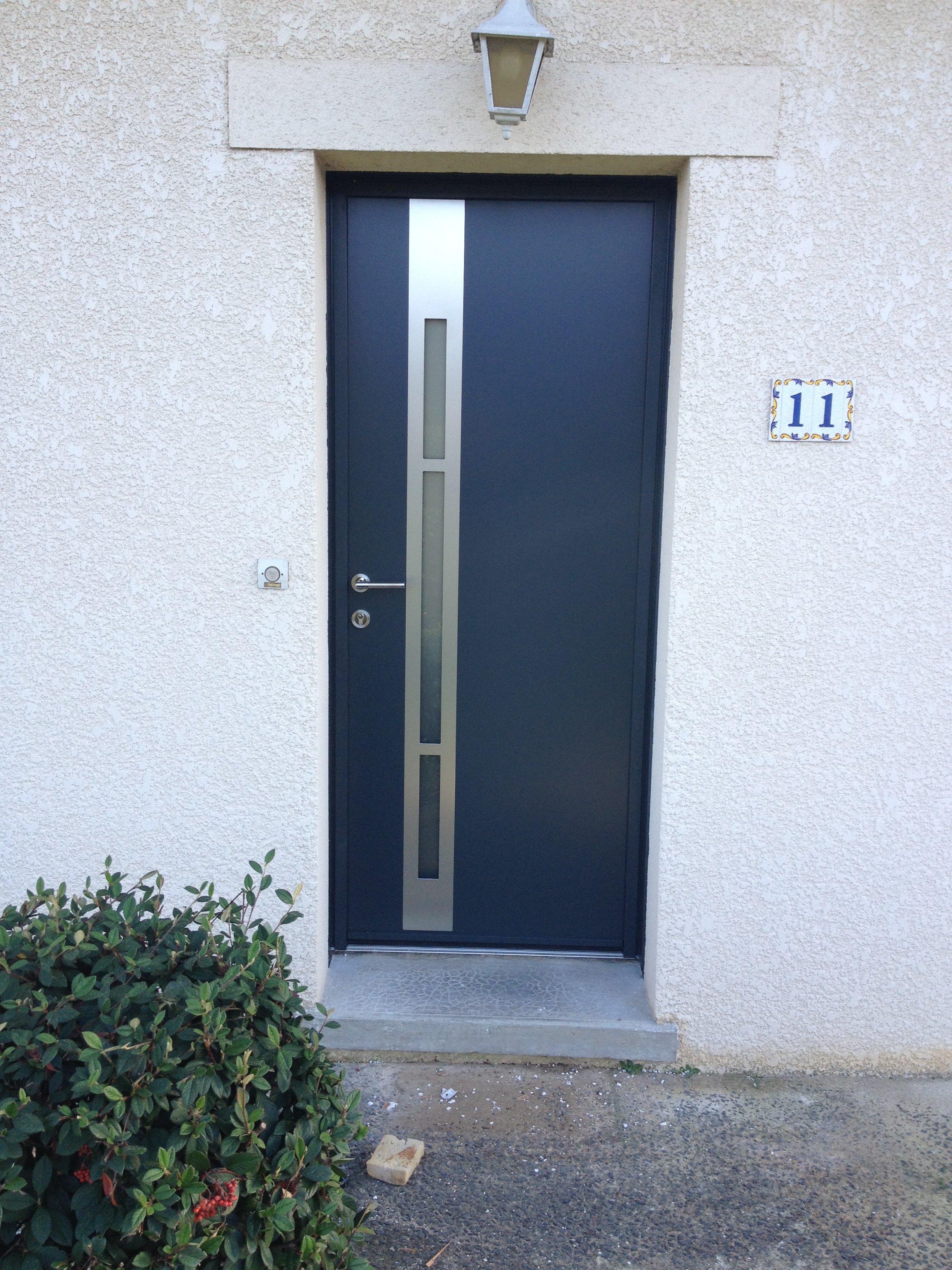 porte d'entrée contemporaine installée à Caen par Baie Ouest Caen, adhérent komilfo dans le calvados (14)