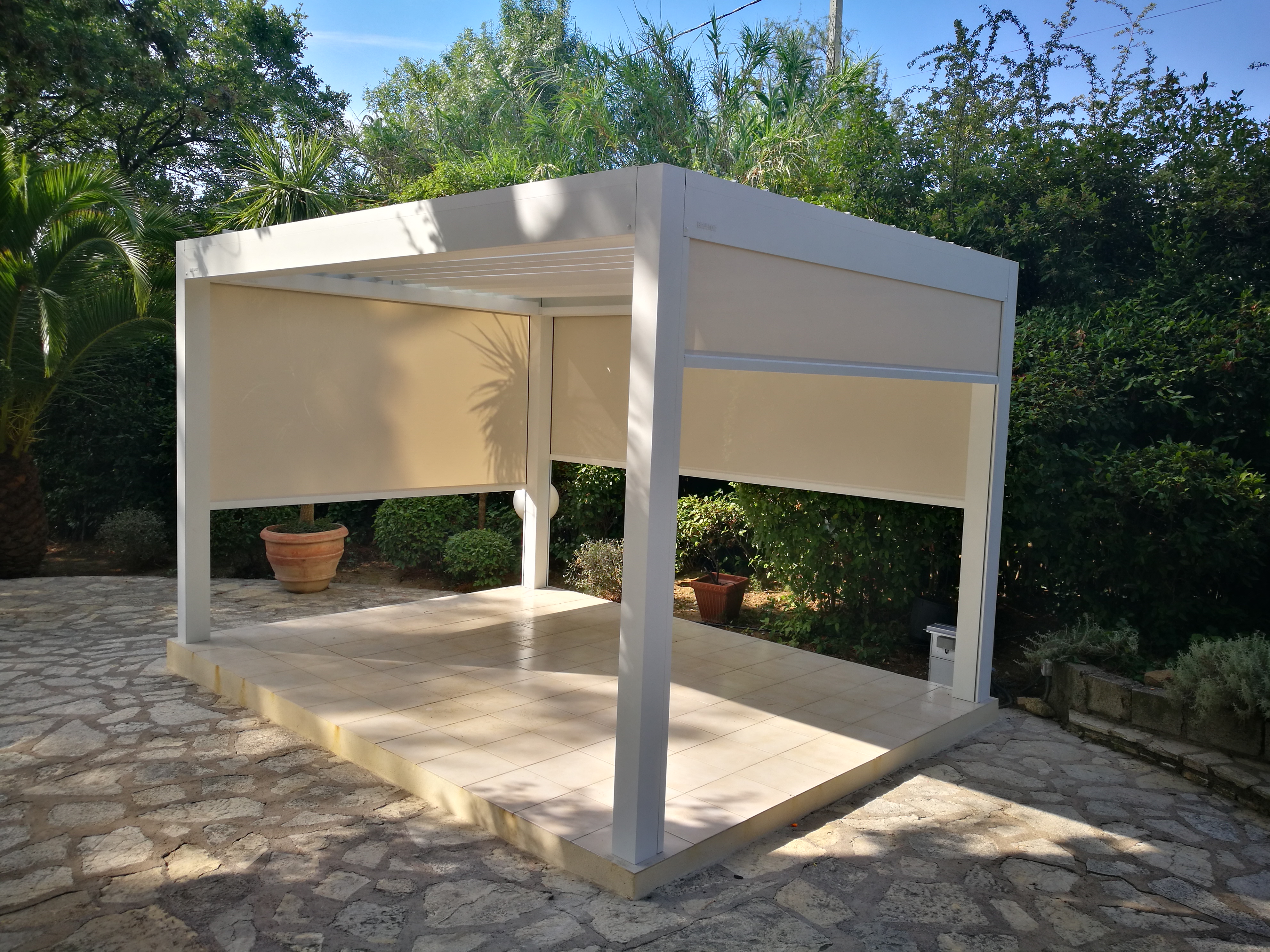 pergola alu bioclimatique blanche lames orientables qualité clermont l'hérault