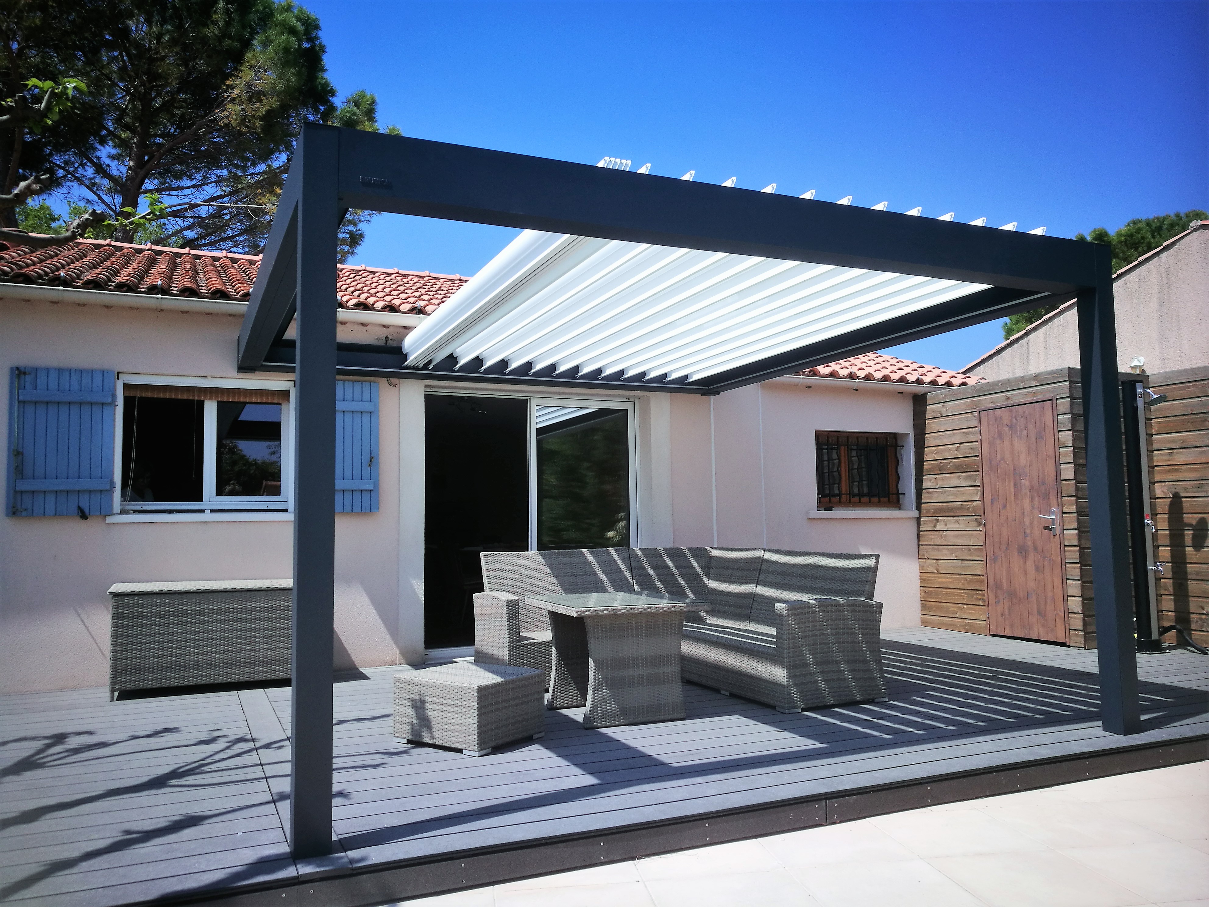 PERGOLA BIOCLIMATIQUE LAMES RETRACTABLE MOTEUR SOMFY MONTPELLIER CLERMONT