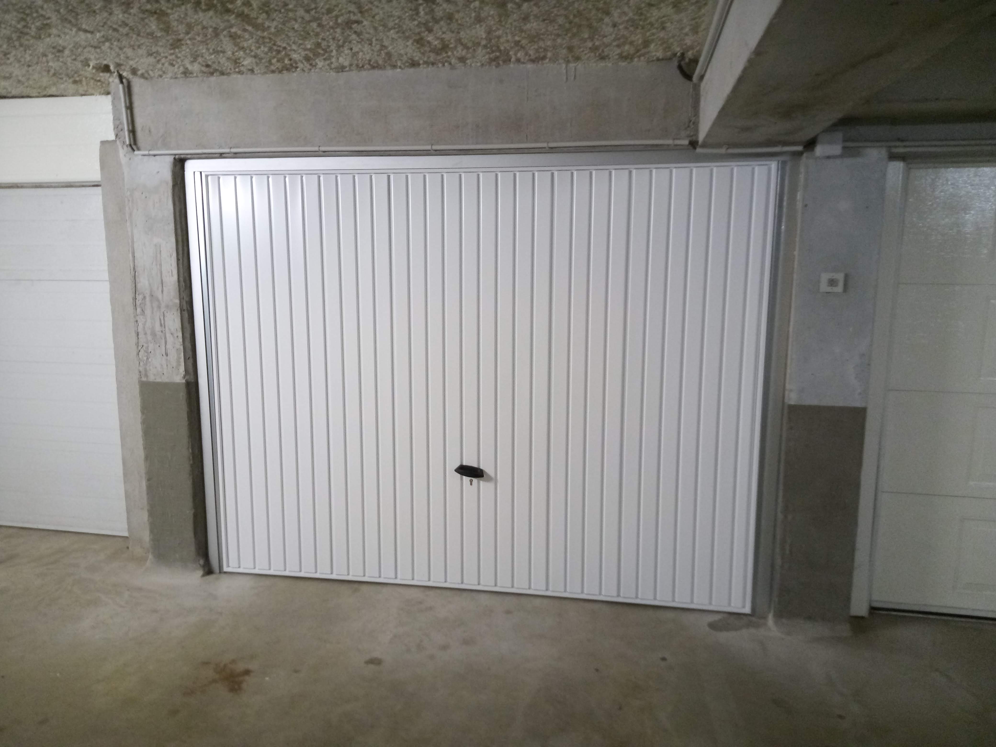 porte de garage basculante blanche