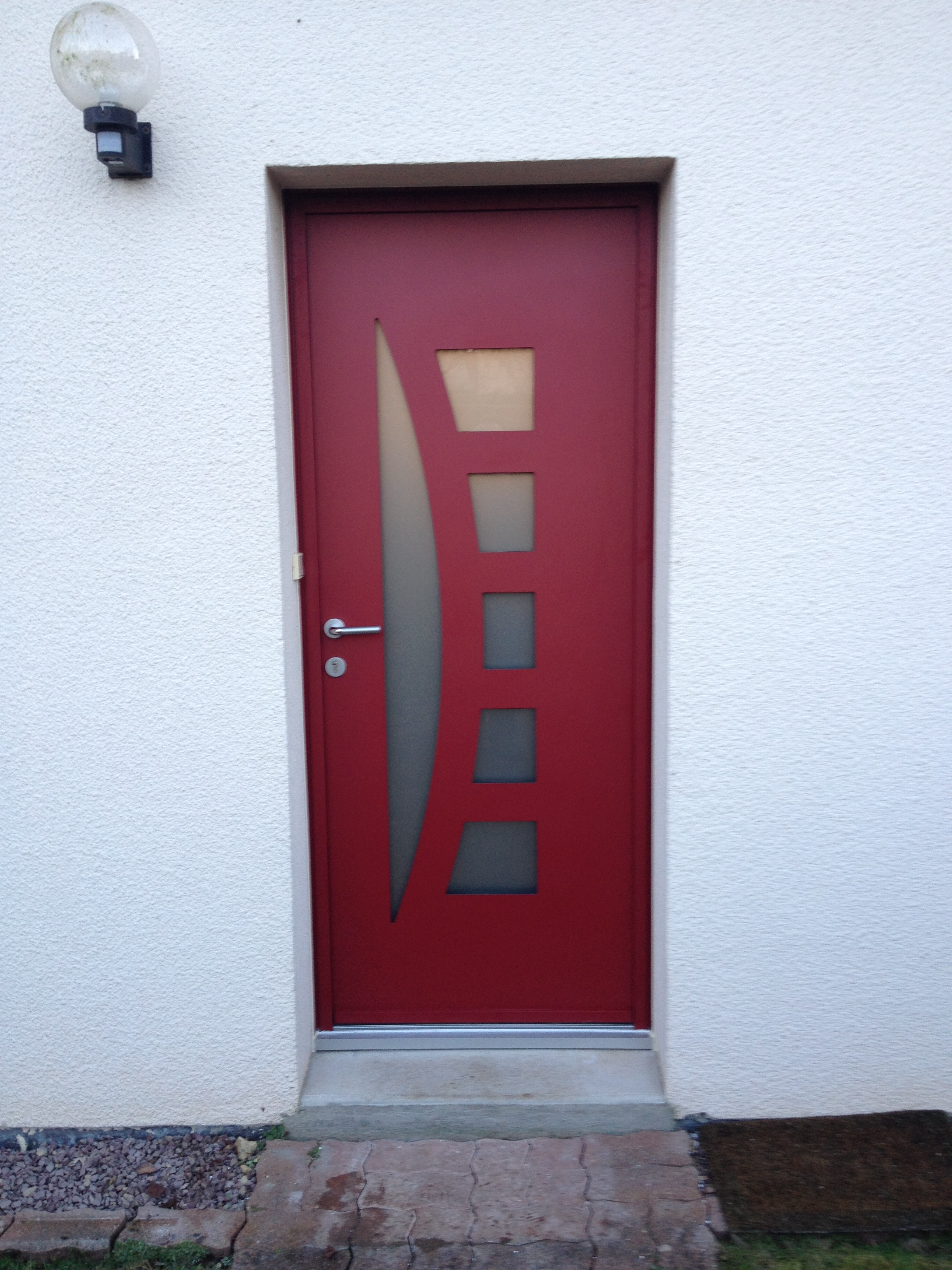 porte d'entrée contemporaine installée à Caen par Baie Ouest Caen, adhérent komilfo dans le calvados (14)