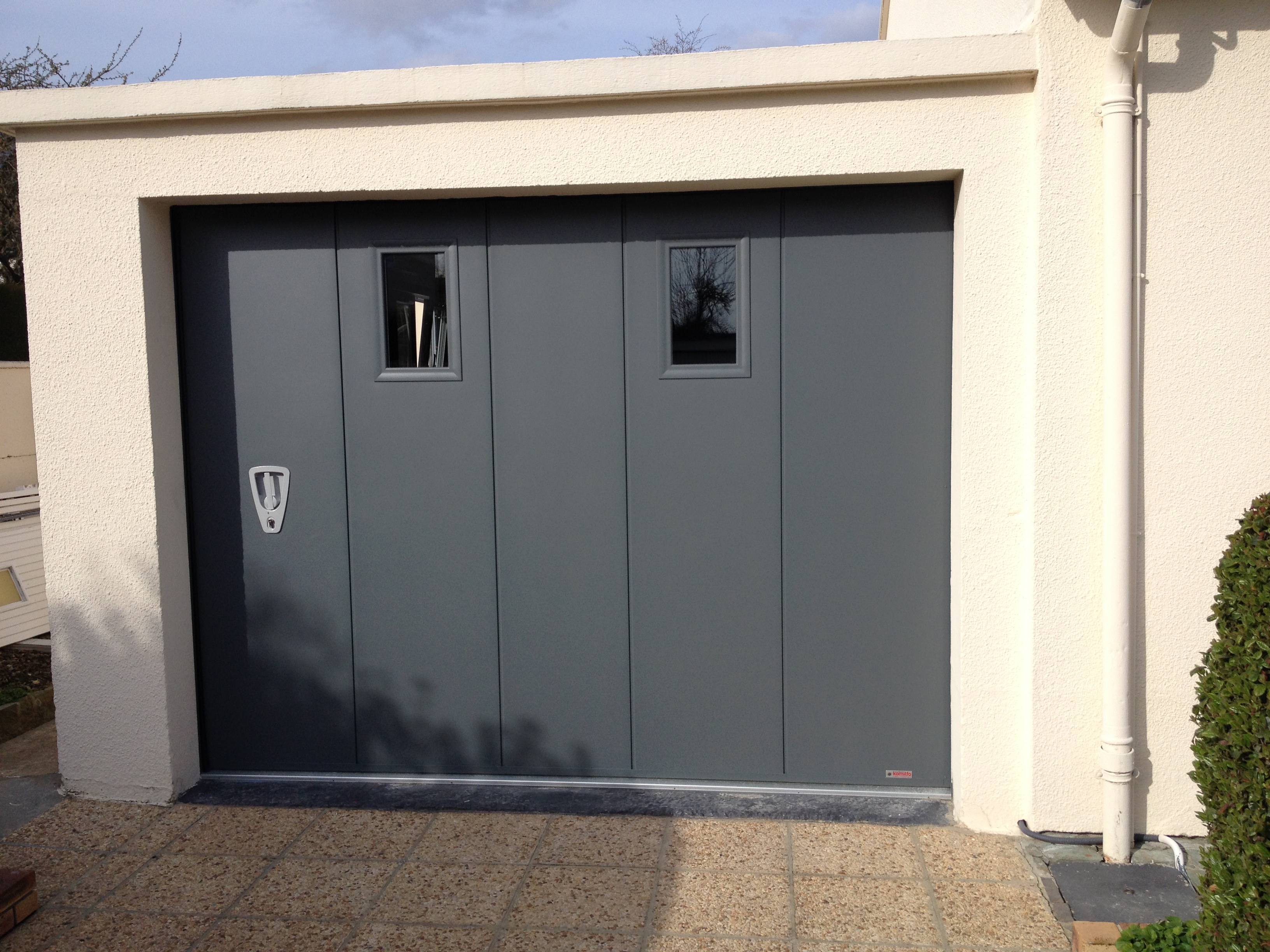 porte de garage installée à Caen par Baie Ouest Caen, adhérent komilfo dans le calvados (14)