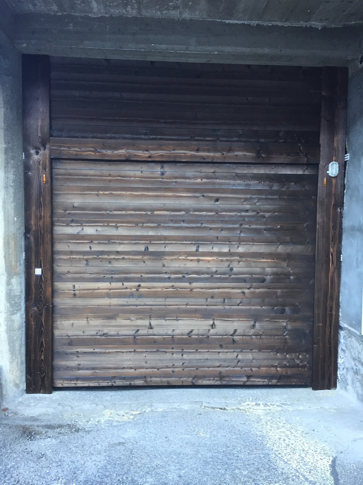 porte de garage basculante motorisée morzine bois