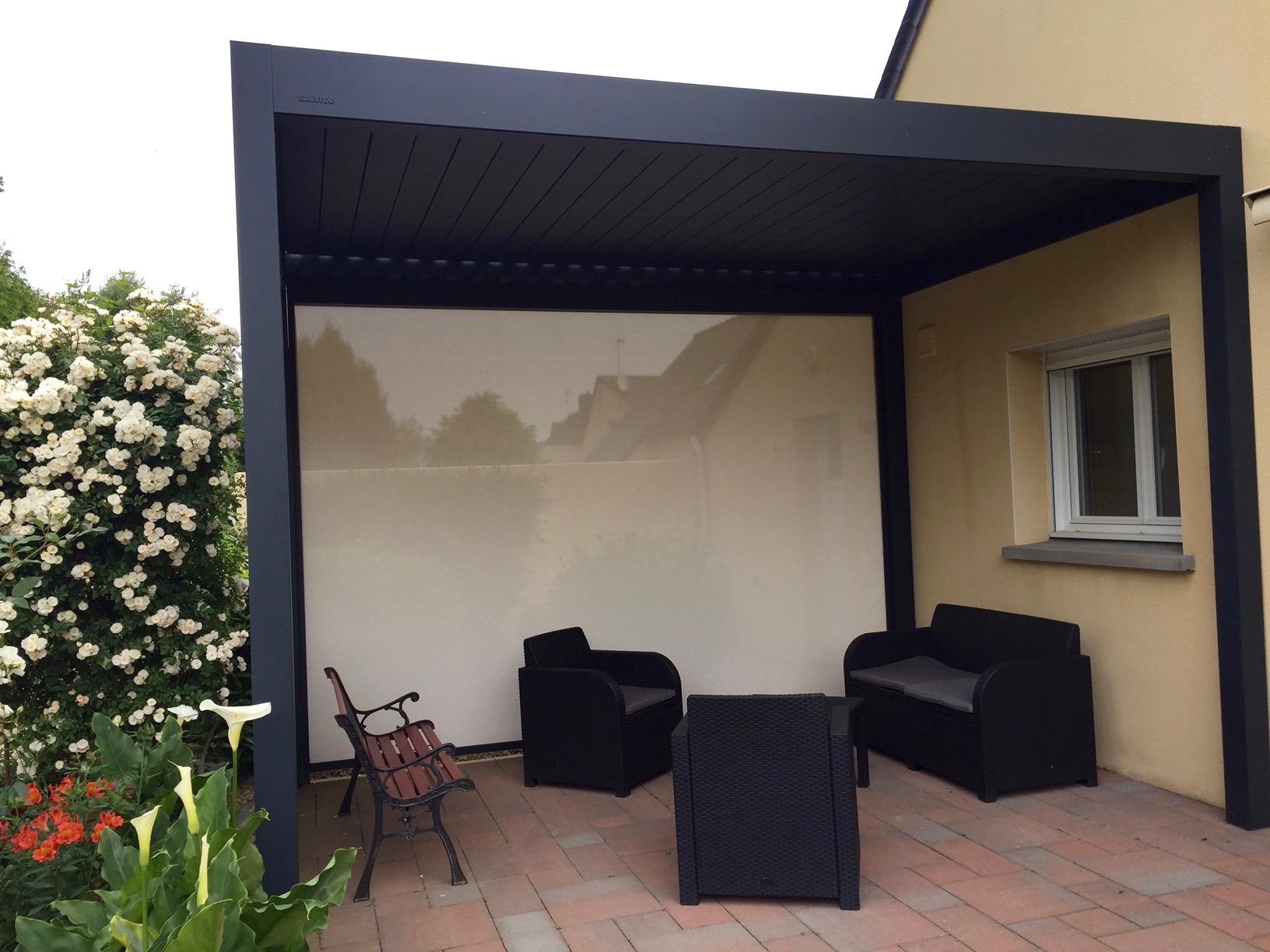 Pergola avec stores à Vannes (56) - Komilfo Espace Fermetures