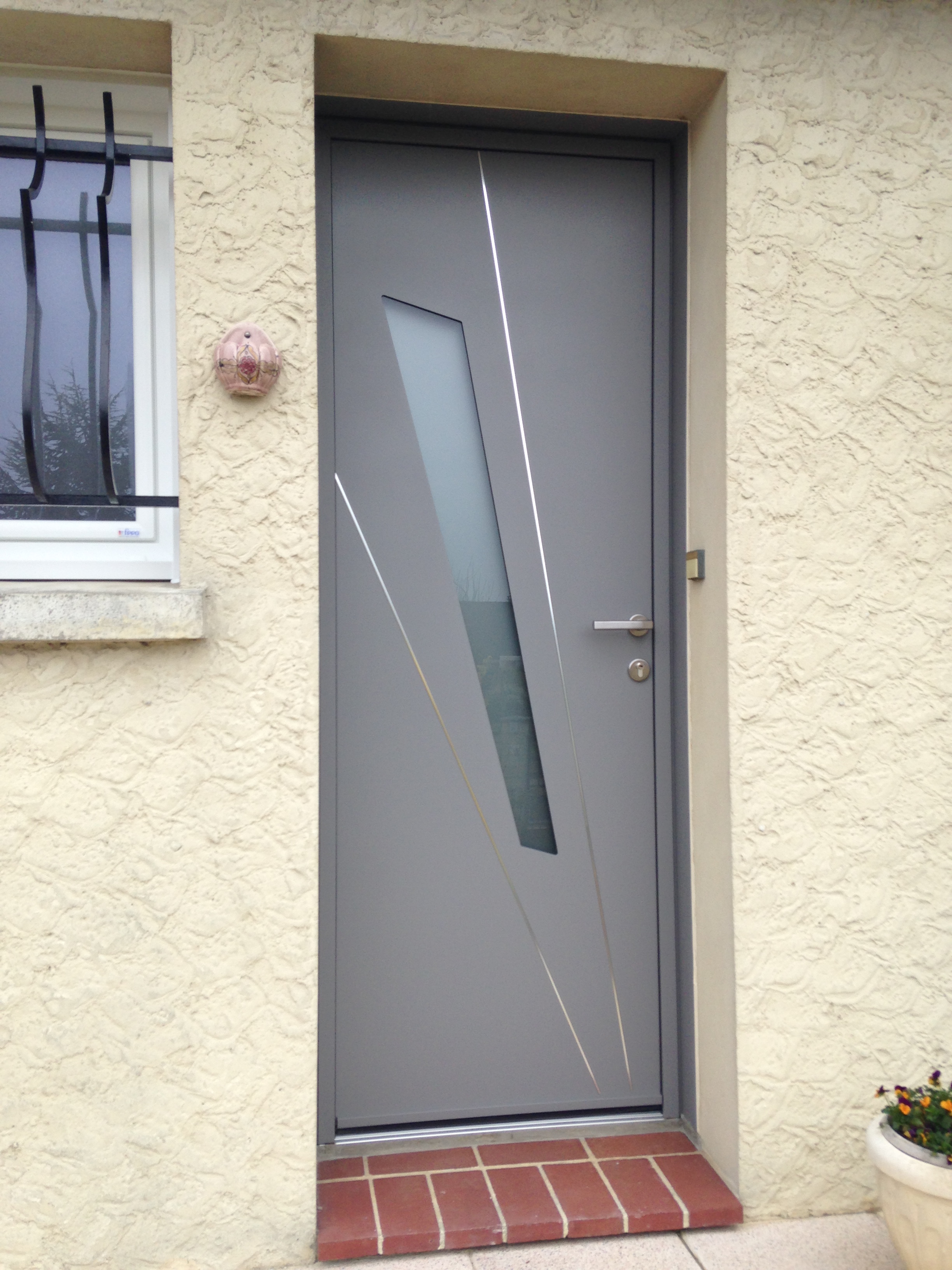 porte d'entrée contemporaine installée à Caen par Baie Ouest, adhérent komilfo dans le calvados (14)