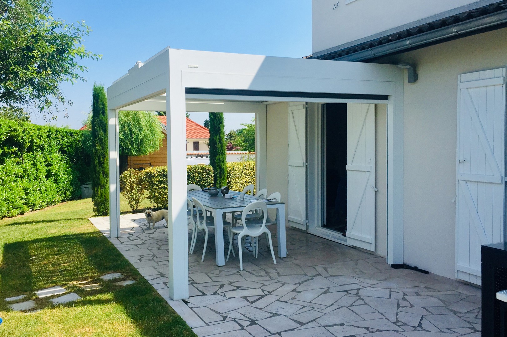 Pergola sur mesure à lames orientables en aluminium