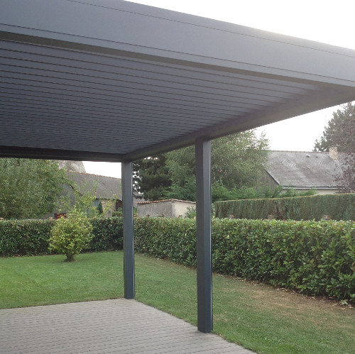 Pose d'une pergola à lames orientables à Caen par Baie Ouest