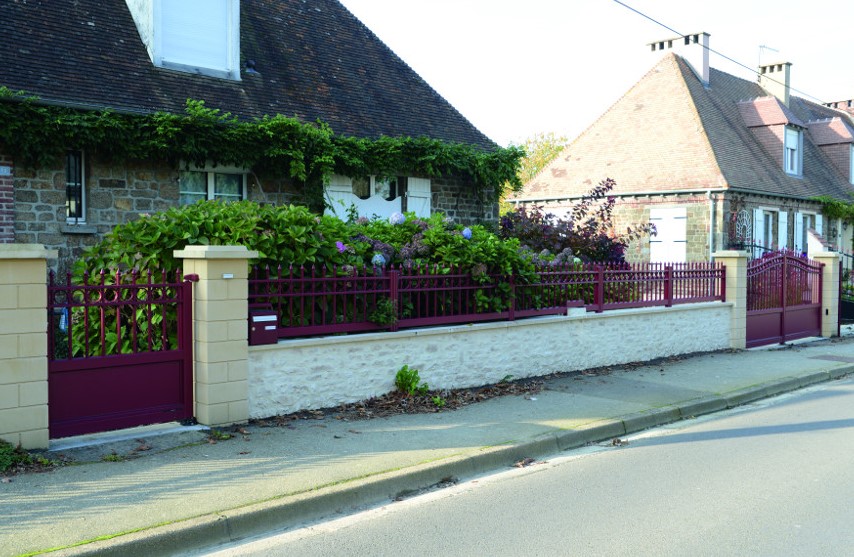 Portail classique installé à Caen par Baie ouest, adhérent Komilfo dans le Calvados (14)