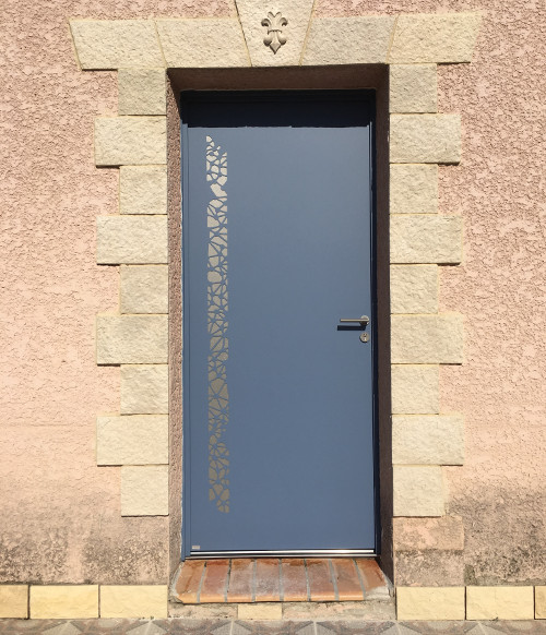 Porte d'entrée en aluminium ajourée installée par Komilfo Alu MD Delagrange dans l'Hérault (34)