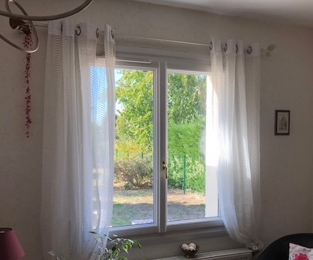 Isolation phonique renforcée avec la pose de fenêtres PVC double vitrage par Komilfo Poitiers
