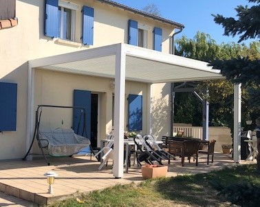 Pergola bioclimatique à lames orientables réalisée par Komilfo Huguet Thibault à Poitiers