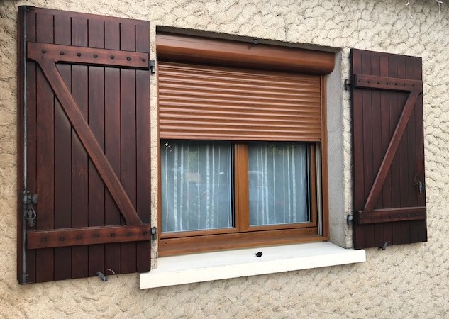 Rénovation de volets roulants alu avec imitation bois à Poitiers par les techniciens de Komilfo Huguet Thibault