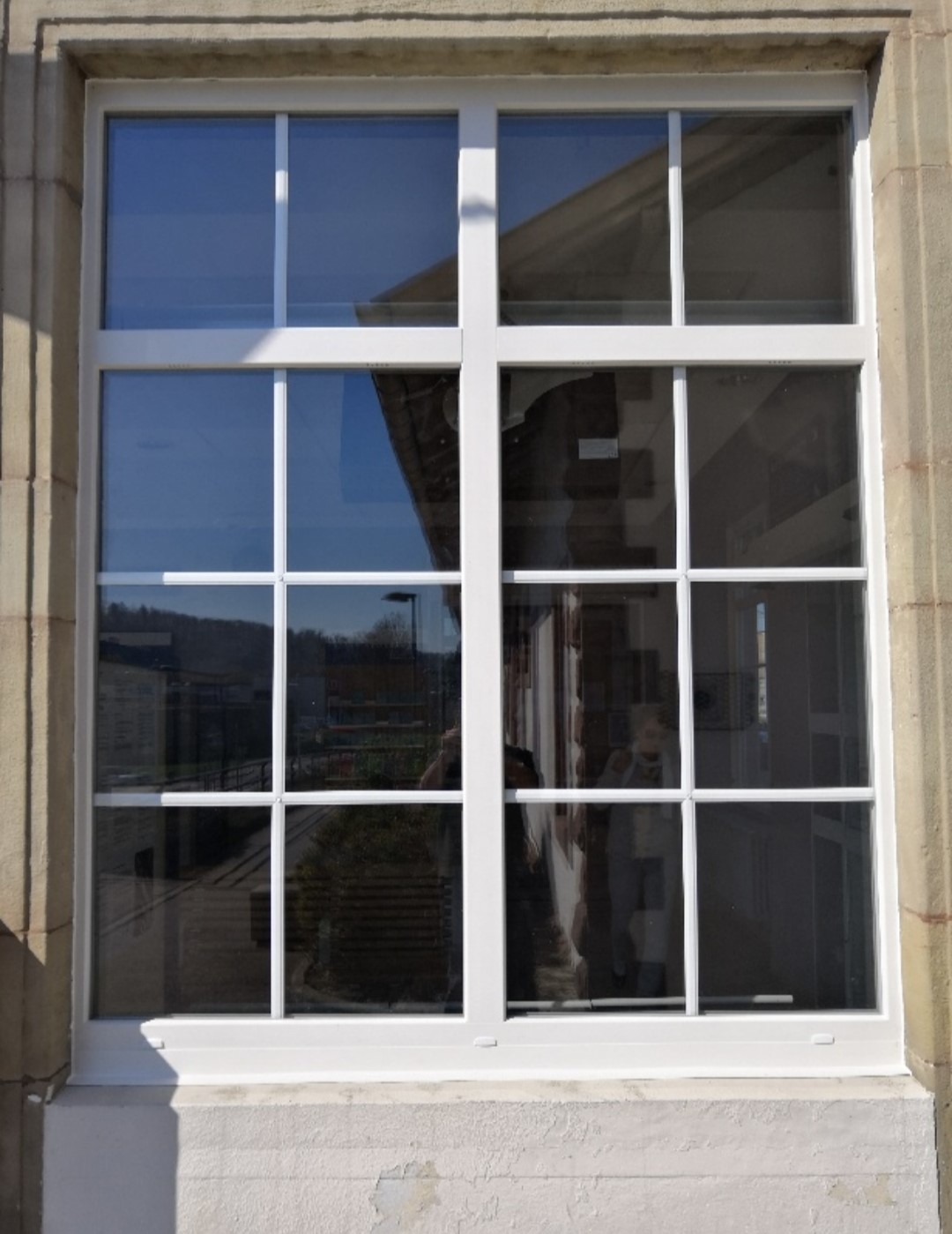 Fenêtre et menuiserie PVC à la gare d'Altkirch - Komilfo Isoger