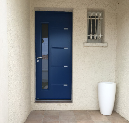 Porte d'entrée avec insert vitré installée par Komilfo Alu MD à Montpellier
