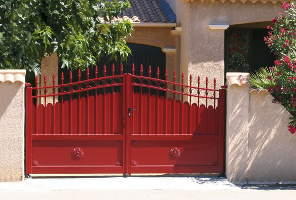 Portail battant aluminium rouge