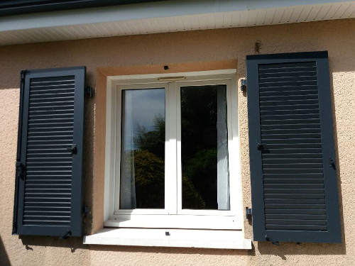 Pose de volets battants persiennes aluminium sur-mesure par Komilfo