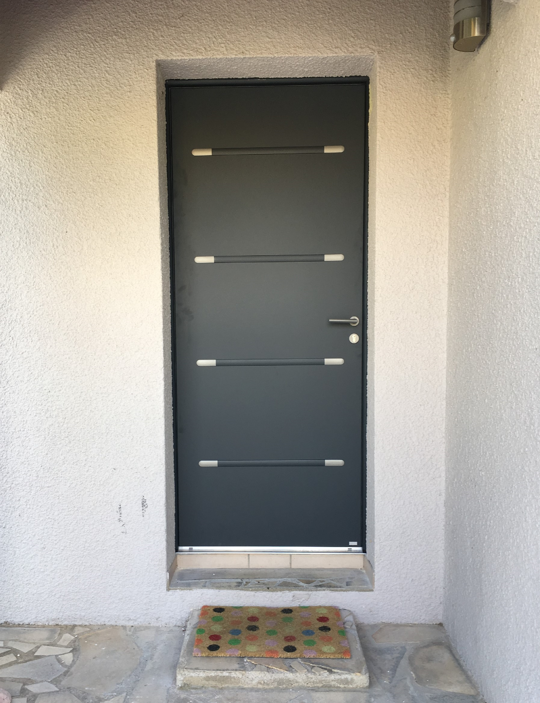 Porte d'entrée en aluminium modèle plein moderne Alu MD Komilfo Montpellier