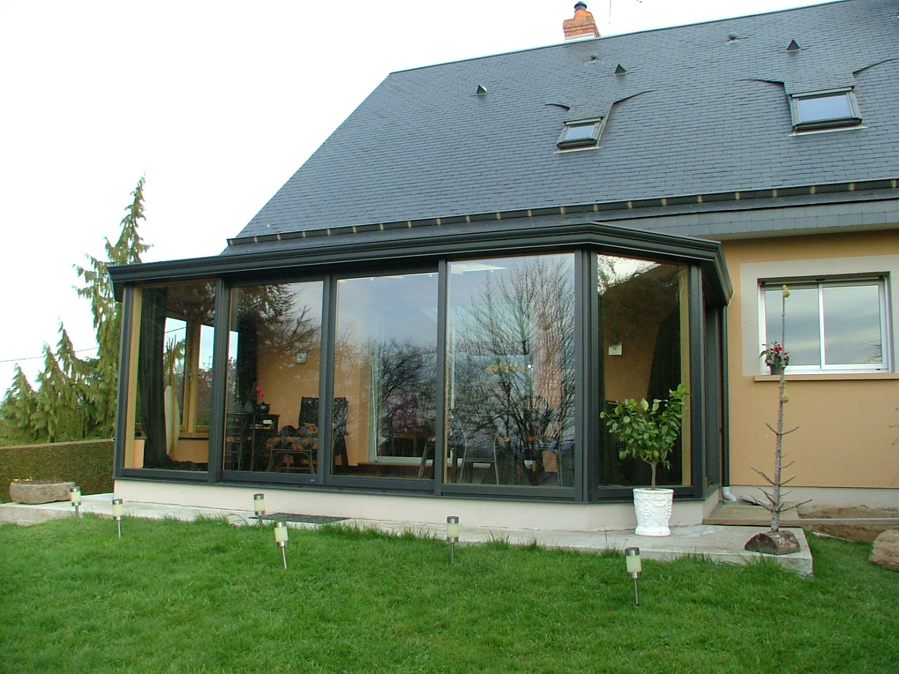 Véranda en aluminium installée à Flers par Société Quenechdu, adhérent Komilfo dans l'Orne (61)