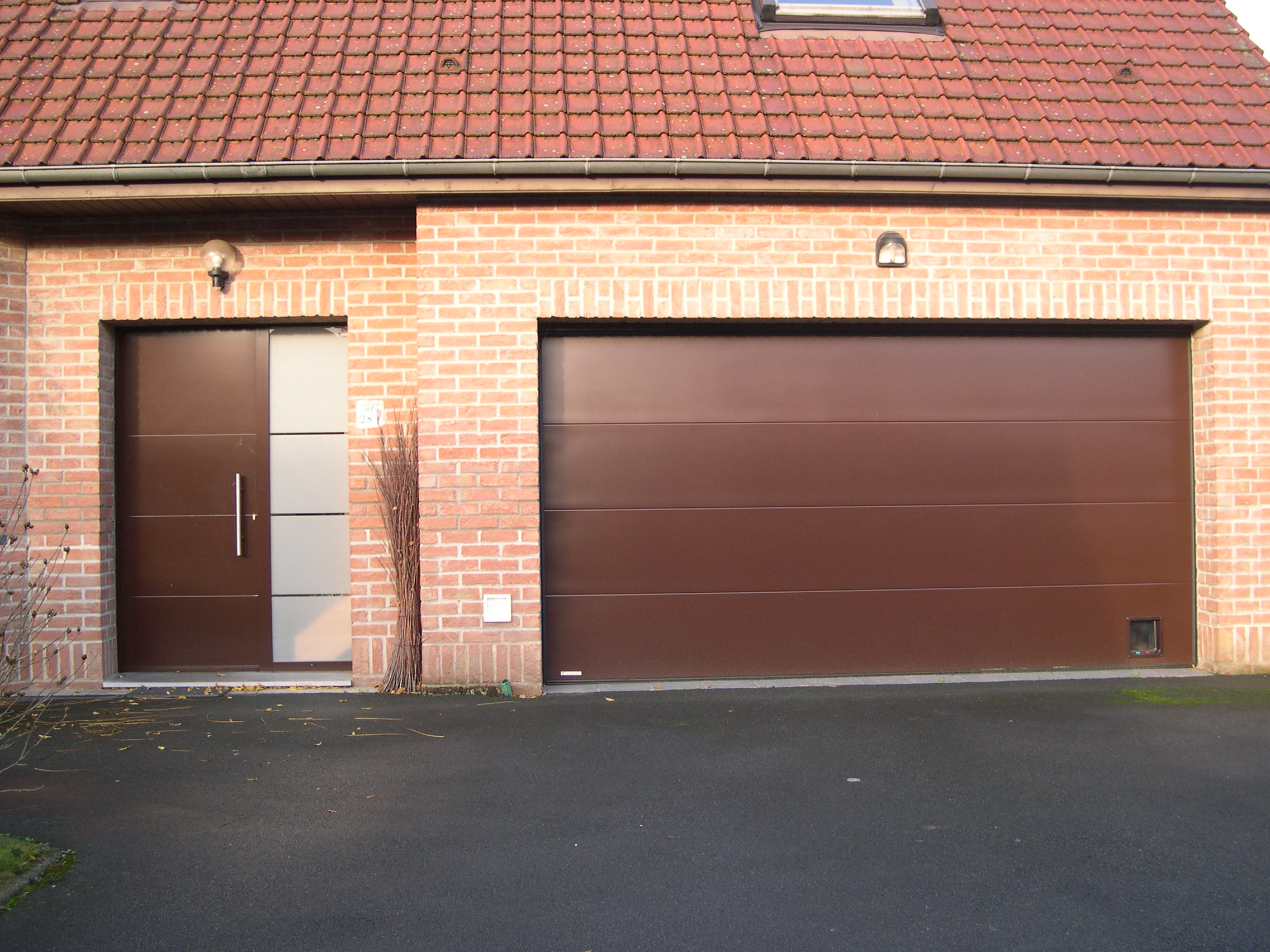 Porte de garage aluminium coordonnée avec la porte d'entrée à Lesquin près de Lille